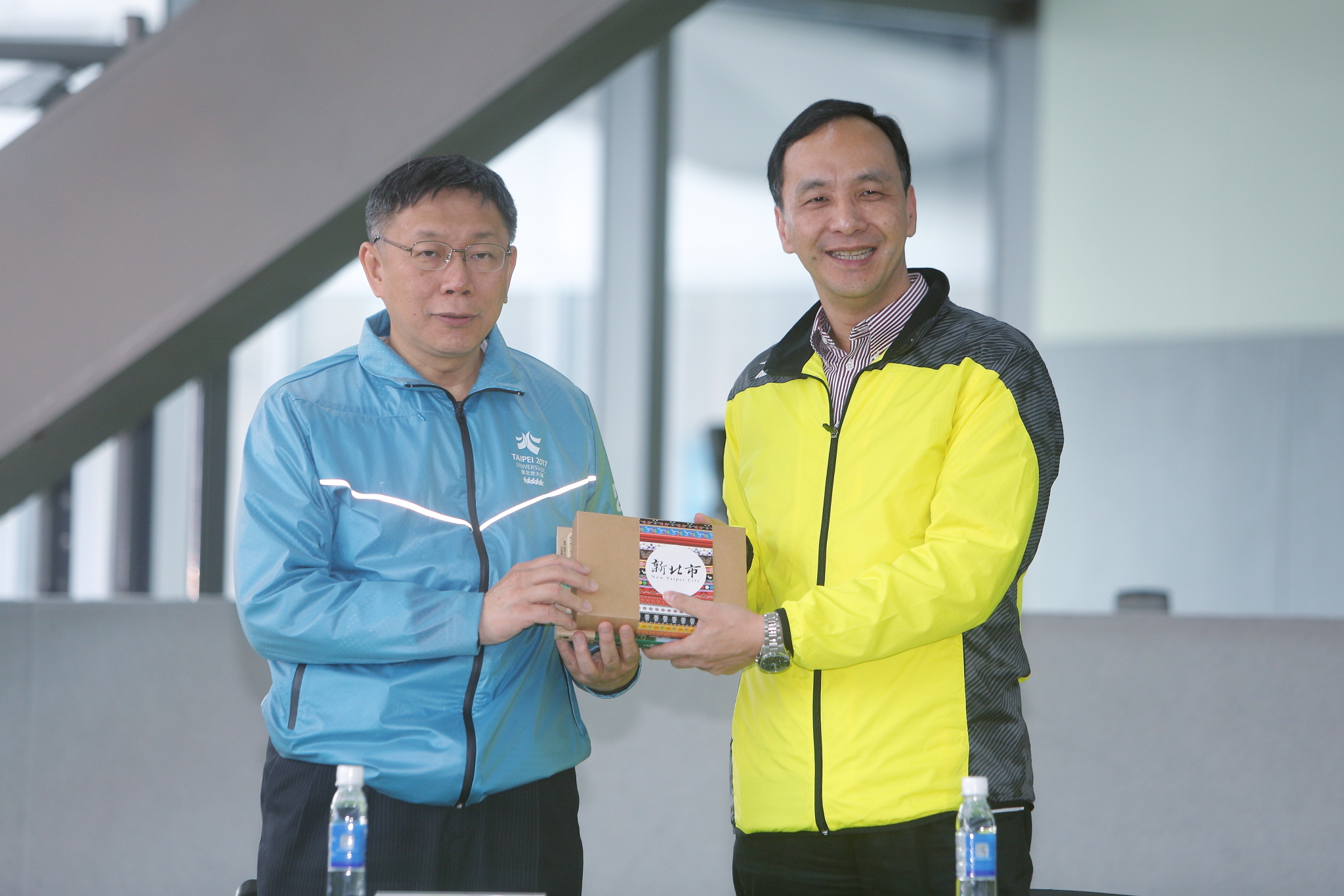 雙北合作交流平臺第3次市長層級會議,朱立倫市長致贈禮物給台北市長柯文哲