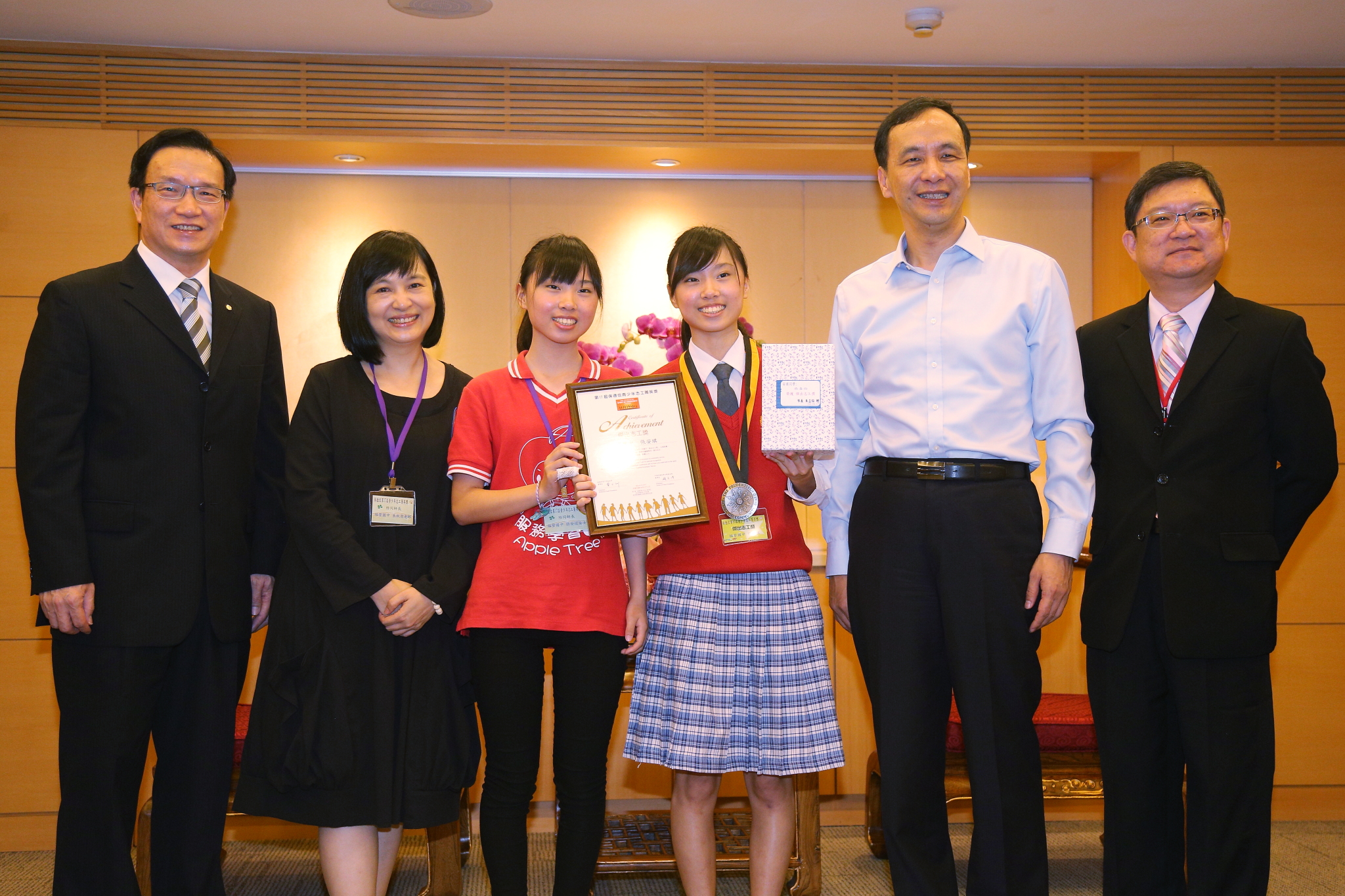 朱市長表揚「保德信青少年志工菁英獎」獲獎學生