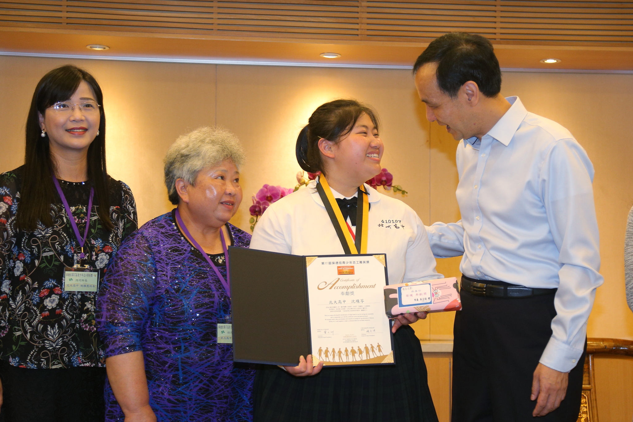 朱市長讚許得獎同學無私奉獻的精神，也期勉更多青少年朋友奉獻自我服務社會