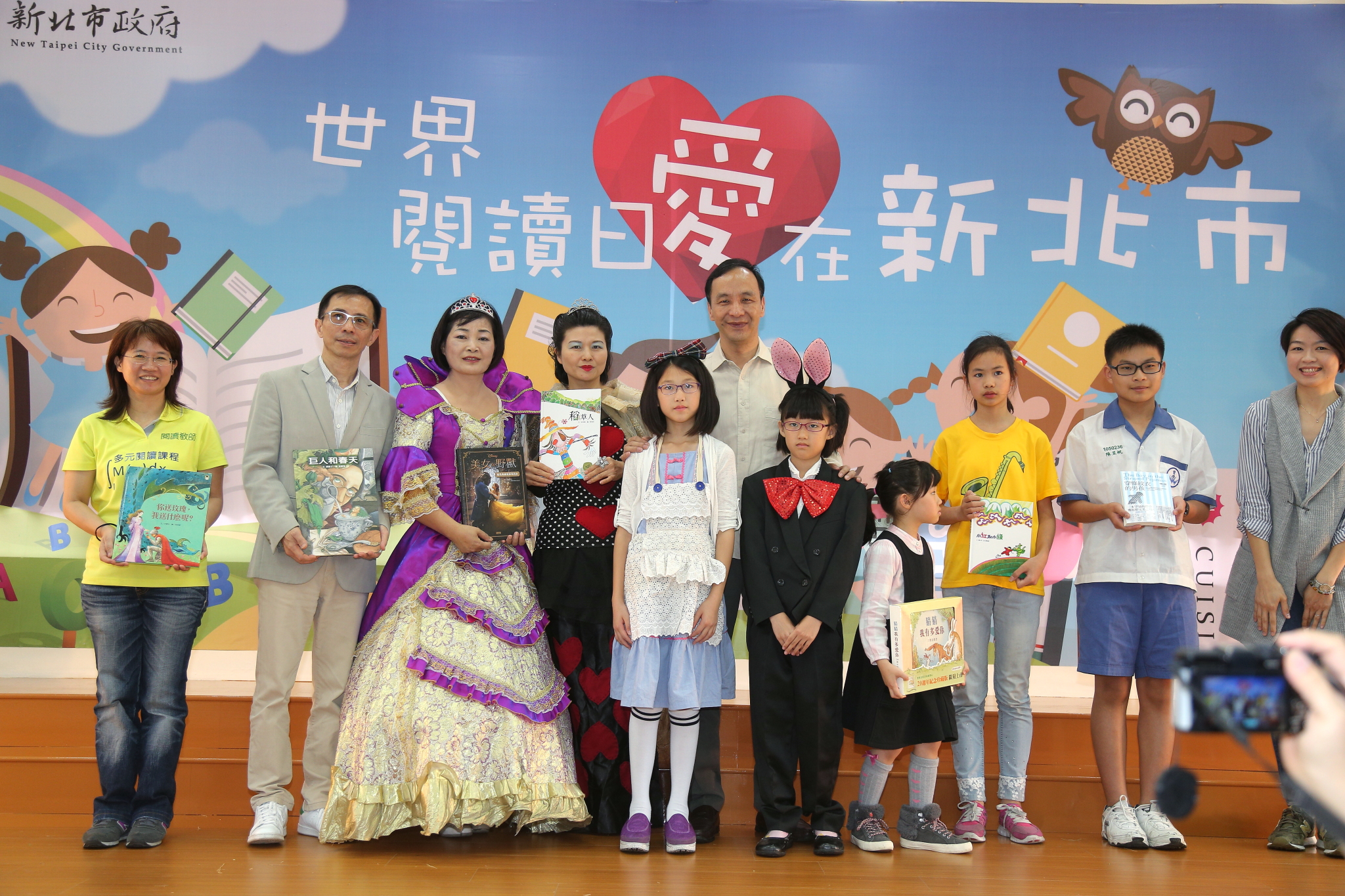 朱市長贈書給學校代表期勉師生一起帶動閱讀習慣