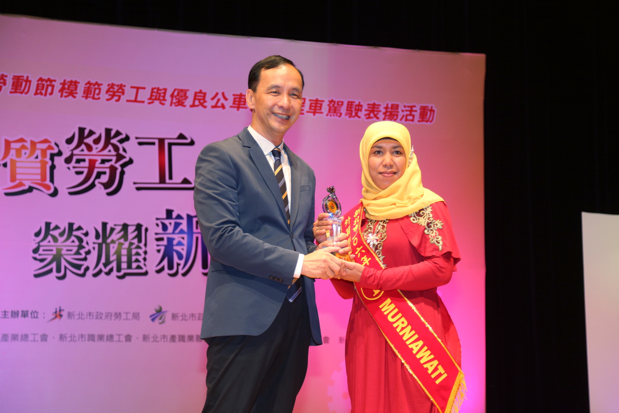 朱市長頒獎表揚來自異鄉的模範外籍勞工
