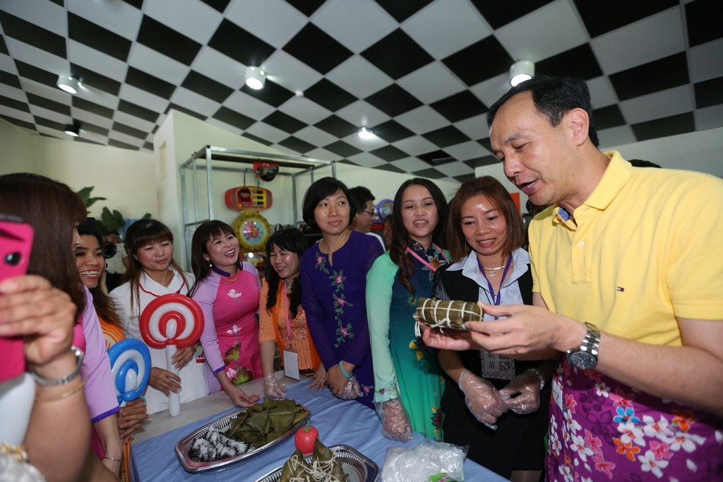 朱市長出席新住民文化交流暨慶端午活動，品嘗各國不同風味的粽子