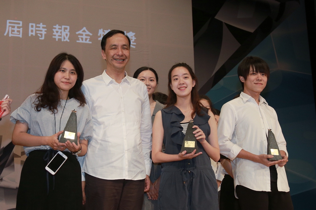 朱市長頒獎表揚第26屆時報金犢獎得獎同學