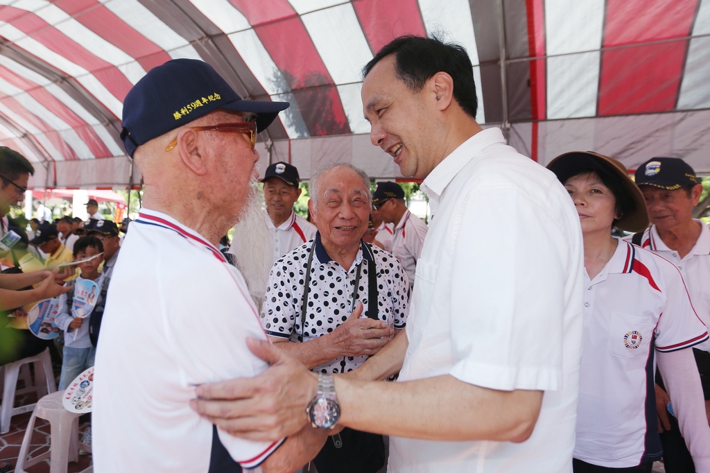 八二三臺海戰役勝利59週年，朱市長與八二三戰友們握手表達心中最高敬意