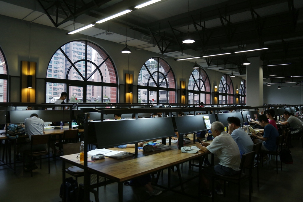 新北市圖板橋江子翠分館閱讀空間再造，藉由風格十足工業風賦予嶄新生命