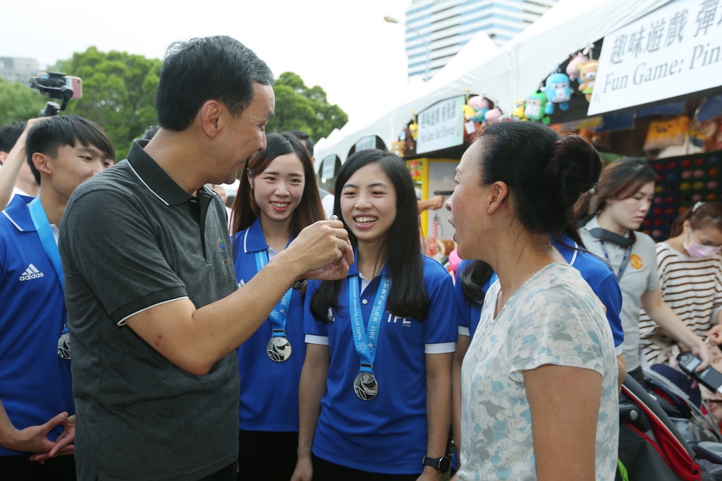 朱市長和台灣世大運選手逛攤位吃小吃
