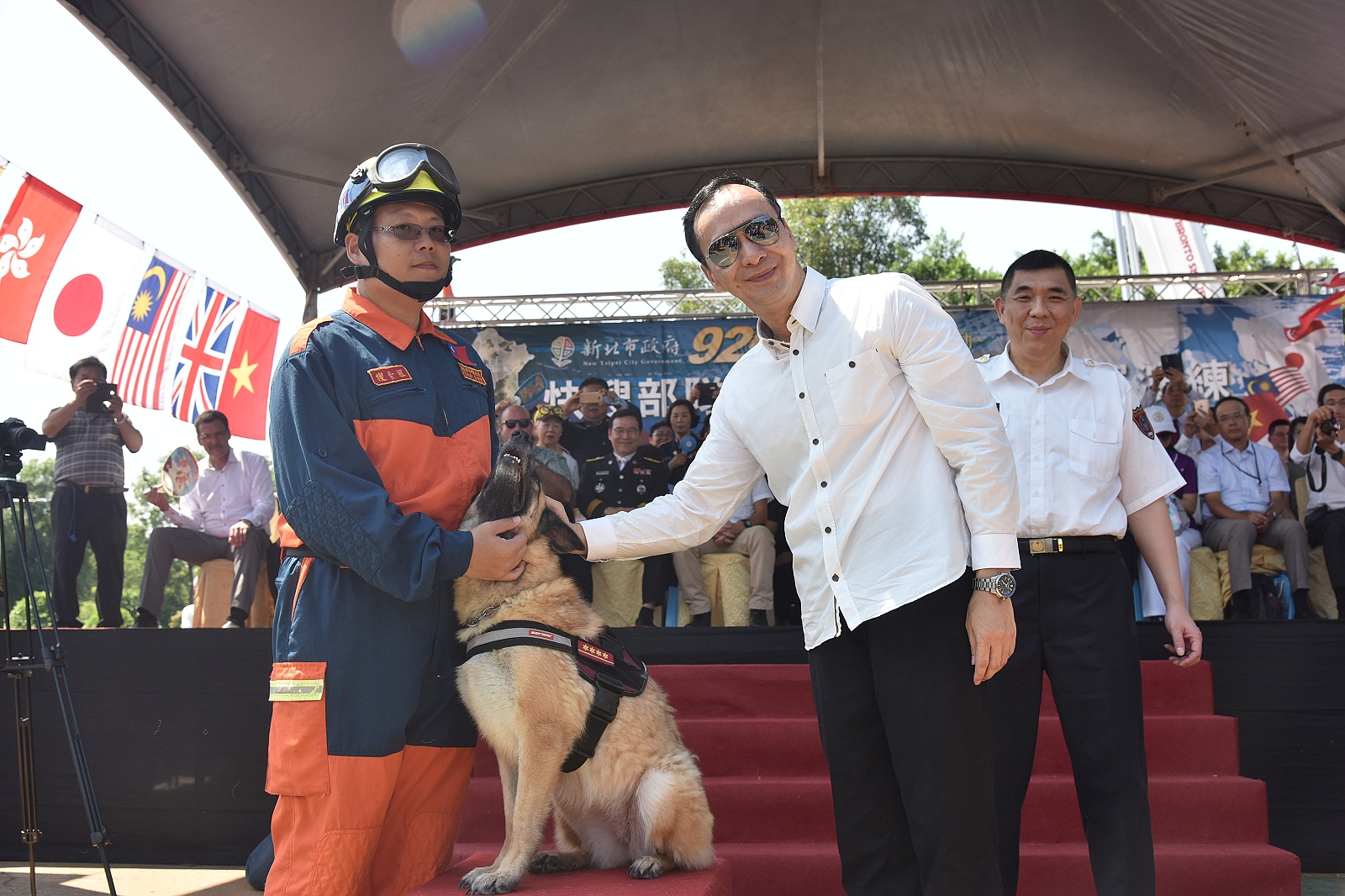朱市長分別為4隻搜救犬(伊莎、奇諾、貝塔、貝兒)授予一線四星及一線三星佩階