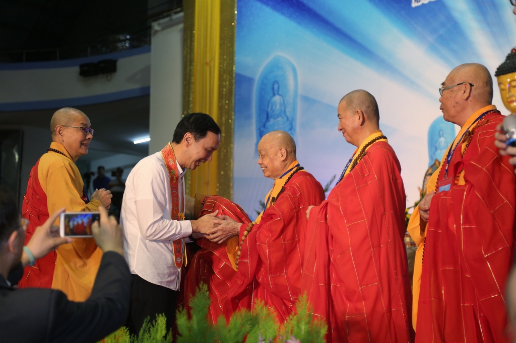 朱市長出席2017新北藥師佛文化節與法師握手致意
