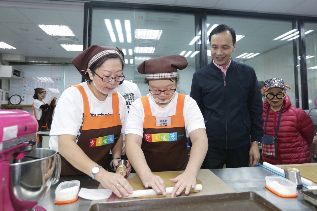 朱市長參觀「愛不囉嗦手作體驗館」庇護工場，給唐寶寶更多支持與鼓勵