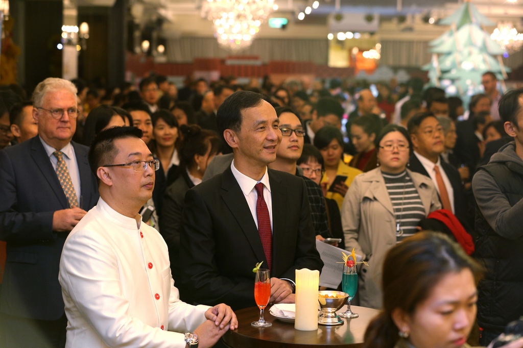 新北市朱市長與新加坡駐台北商務辦事處代表黃偉權出席年終外交酒會「新星向榮 文化饗宴」