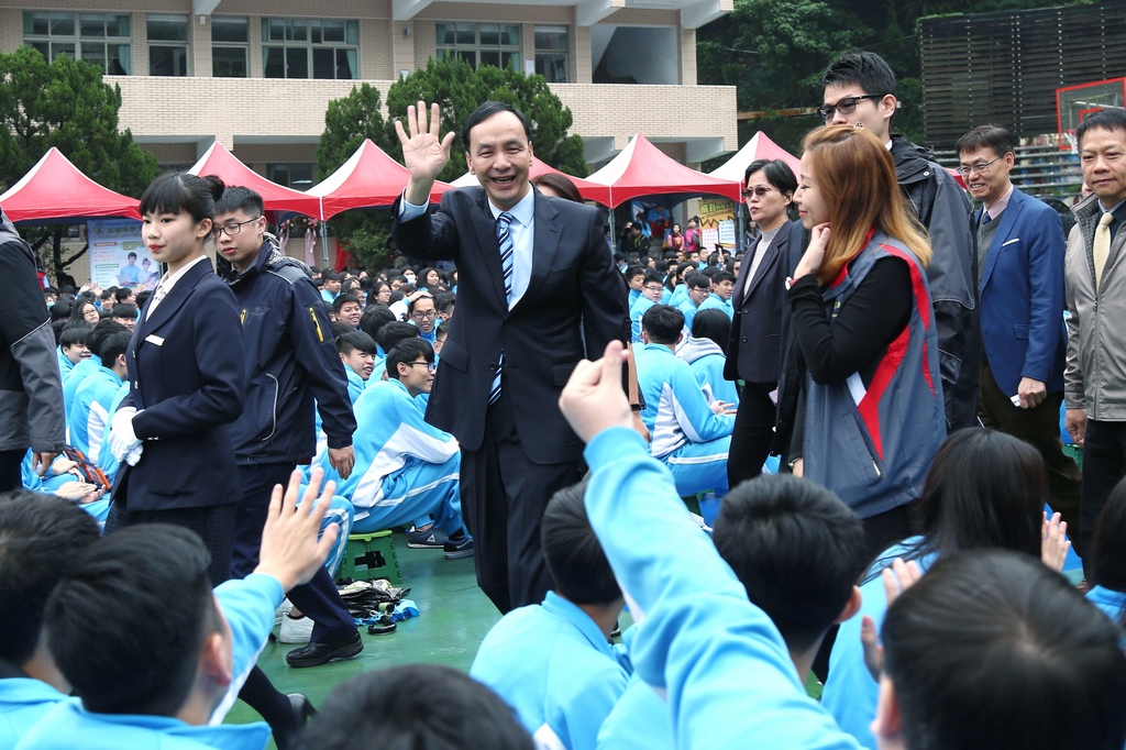 朱市長出席新北市能仁高級家事商業職業學校建校40周年校慶與同學熱情互動