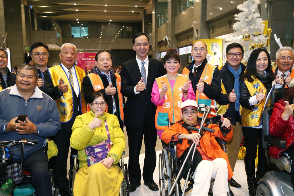 朱市長與藝人王彩樺出席新北市身障人免費肝炎肝癌篩檢活動