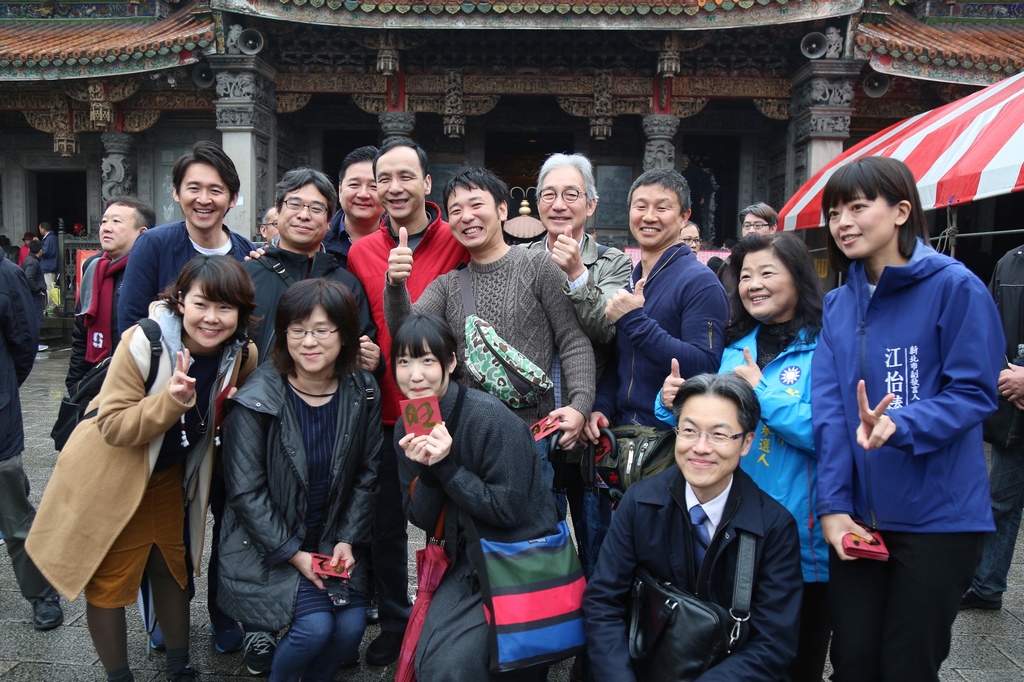 三峽祖師廟吸引國內外遊客造訪，朱市長發送福袋給來自國外朋友