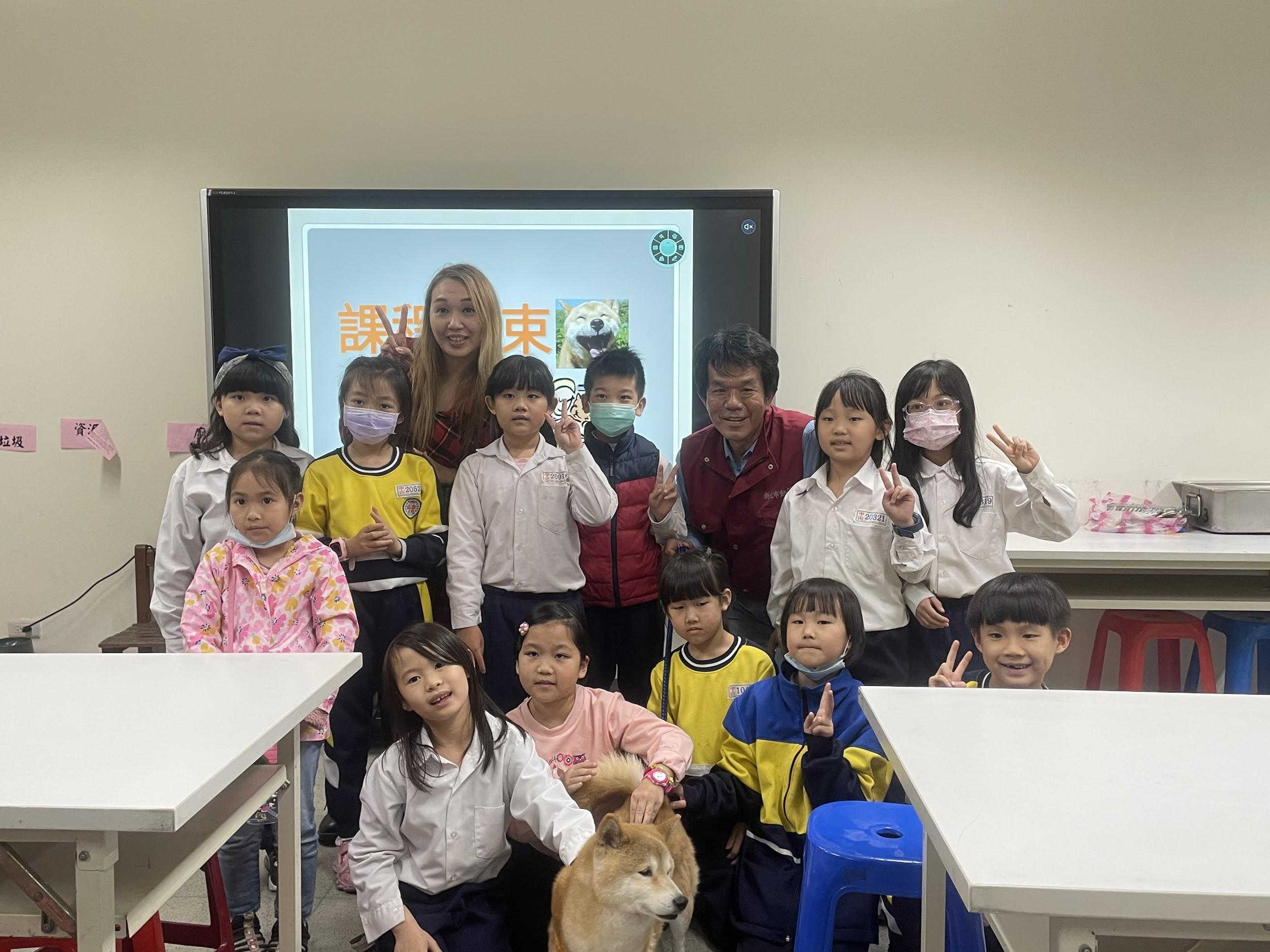 校園犬與師生初見面