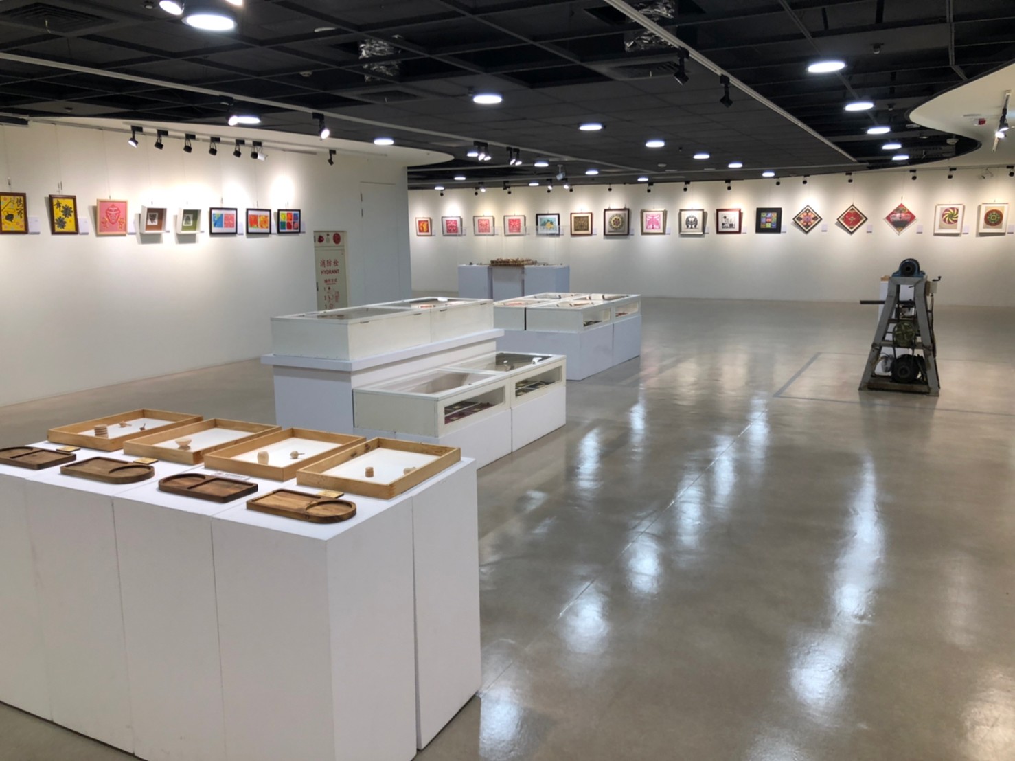 展出各式陀螺與剪紙藝術