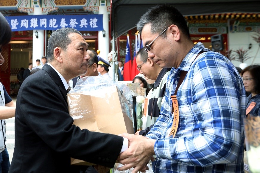 市長侯友宜向烈士家屬致意