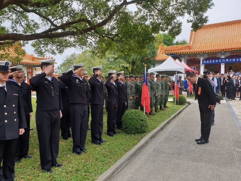 市長侯友宜向與祭隊伍致意