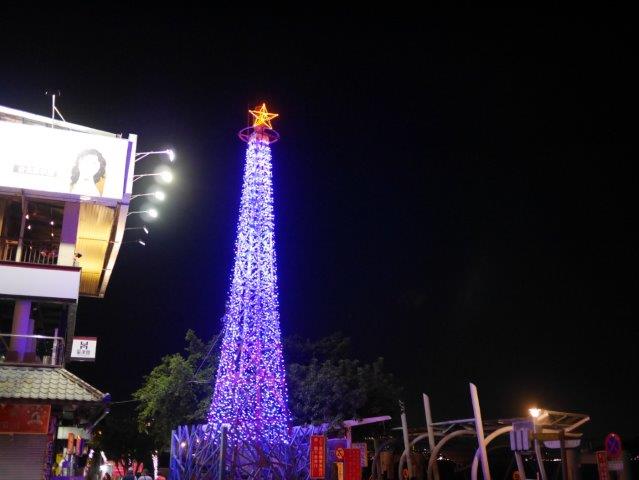 高聳的聖誕樹佇立著閃耀光芒