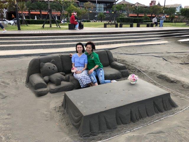 坐在由沙雕塑而成的沙發上觀賞河岸風光