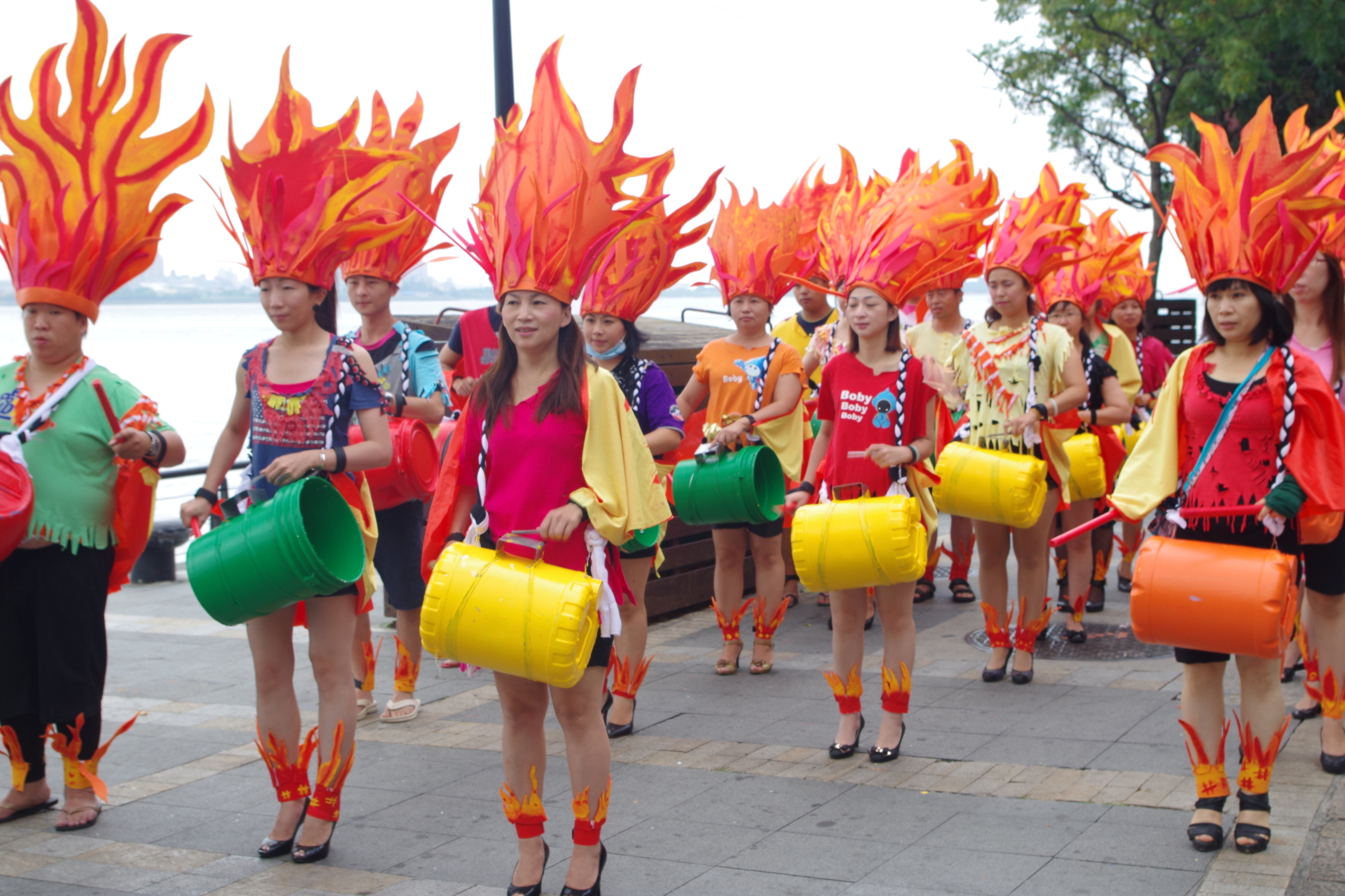 2014新北市淡水環境藝術節  1200民眾扮裝大遊行  80阿嬤連演6年終於有台詞