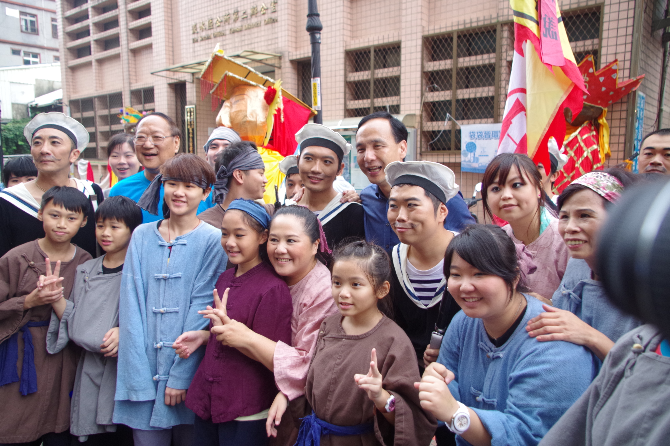 2014新北市淡水環境藝術節 淡水人傾巢上街狂歡  恍若置身巴西嘉年華