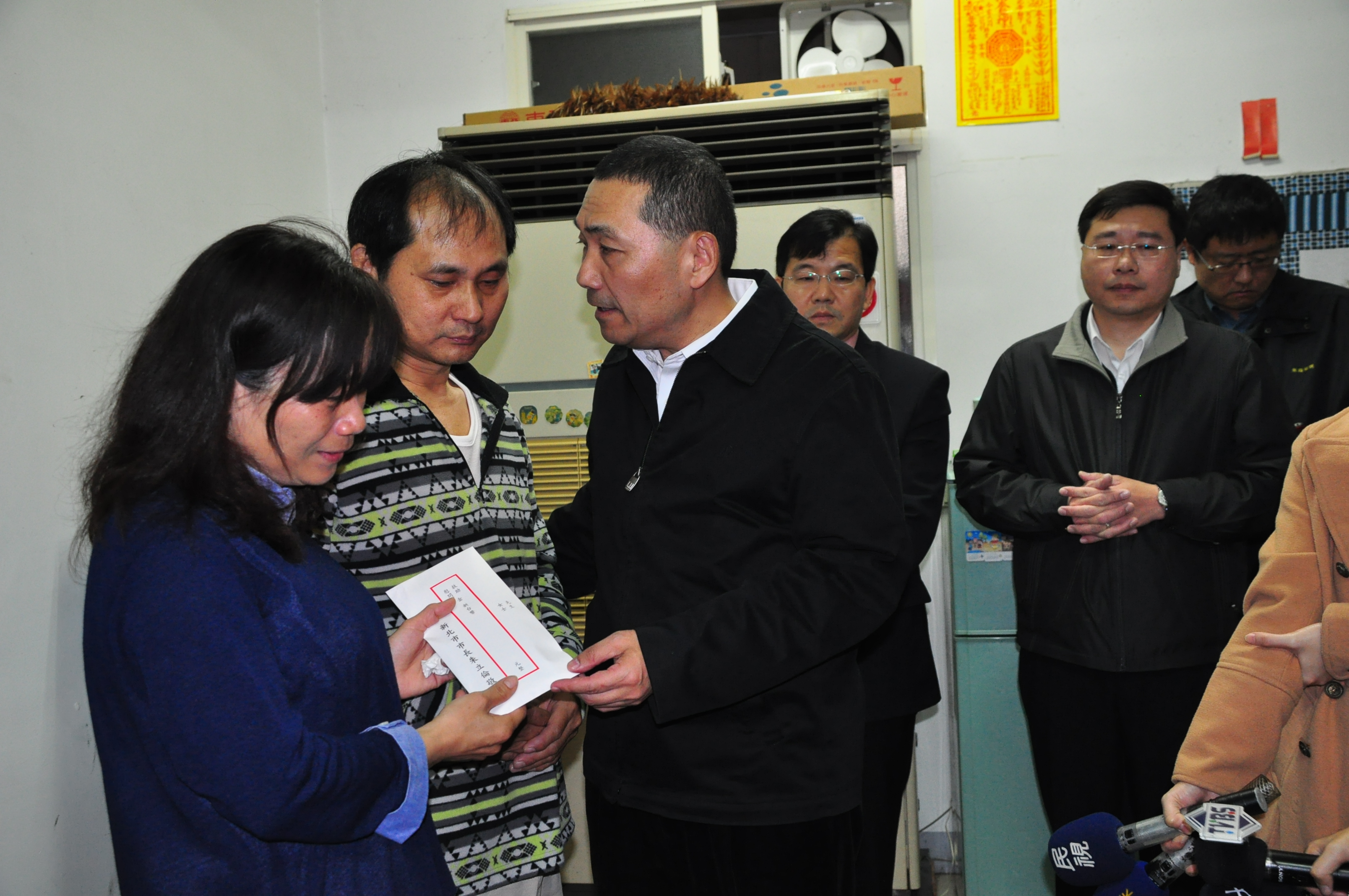    侯友宜探訪新屋大火殉職的消防員陳彥茗家屬並贈10萬慰問金
