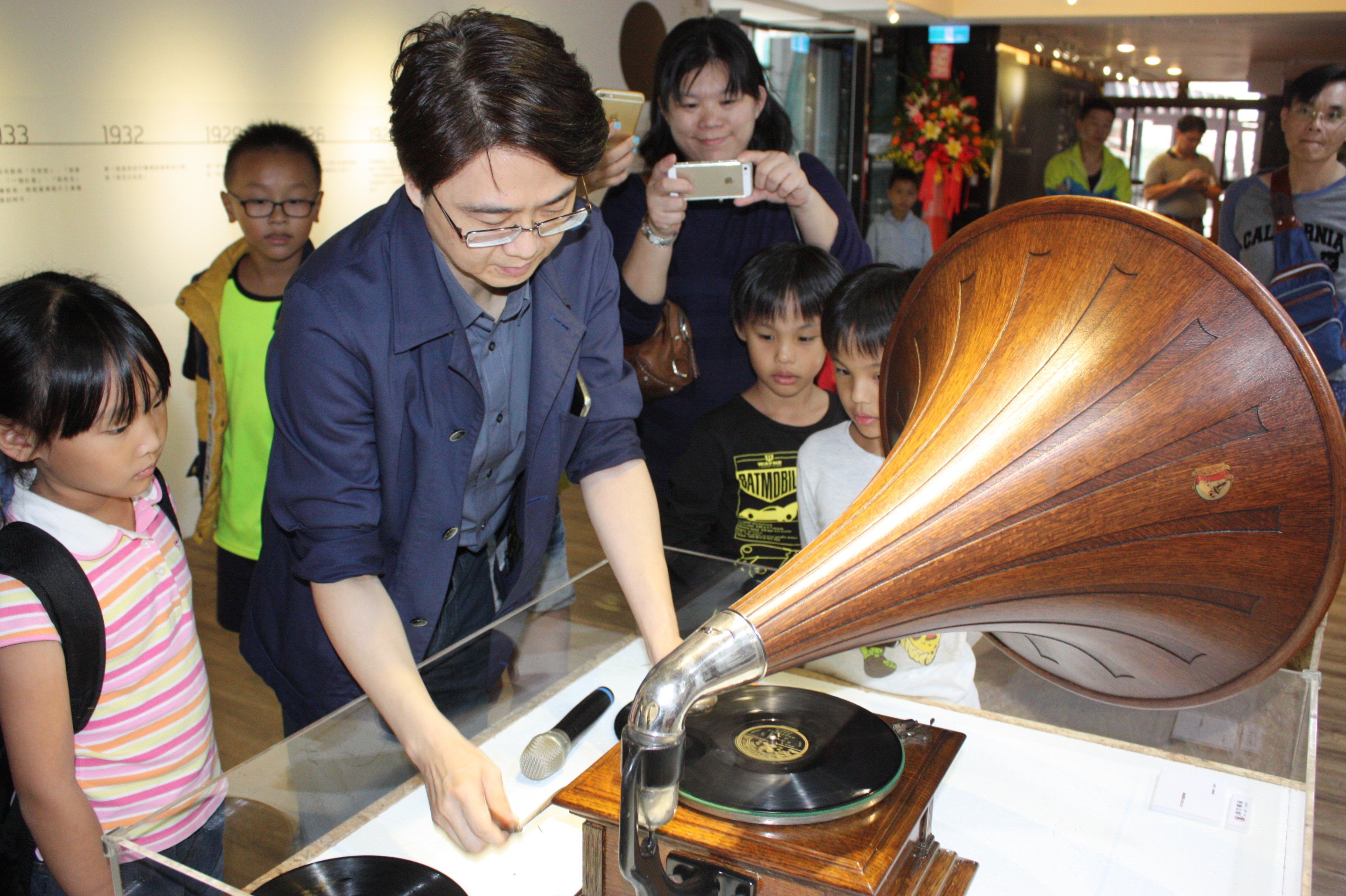 樹木也有自己的歌曲?木製黑膠唱盤譜出動人旋律 新板藝廊「黑膠沙龍展」臺灣低音歌王郭金發現場重現類比美聲