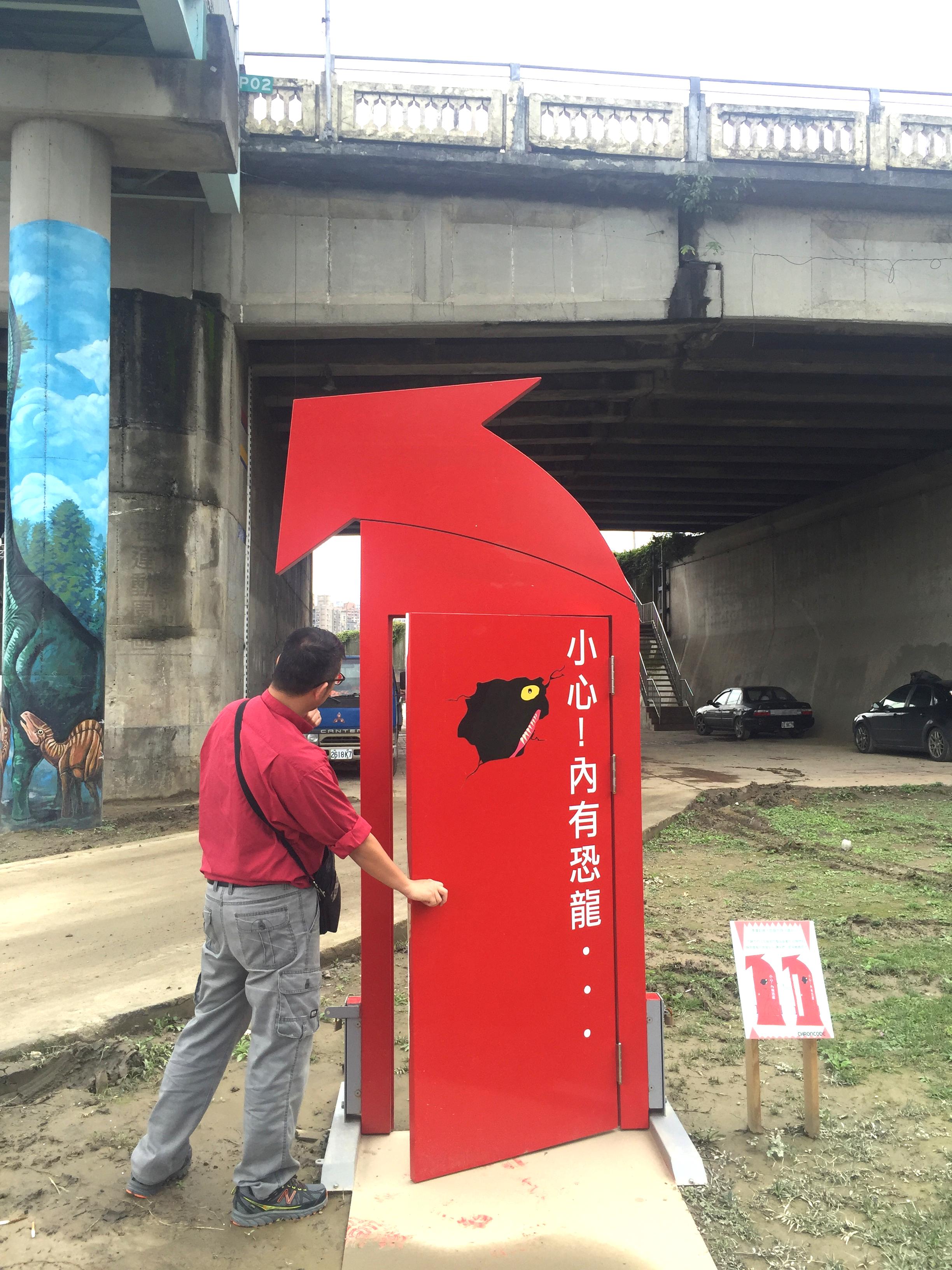 全臺唯一河濱恐龍園區！華中橋下恐龍主題公園成探險新景點
