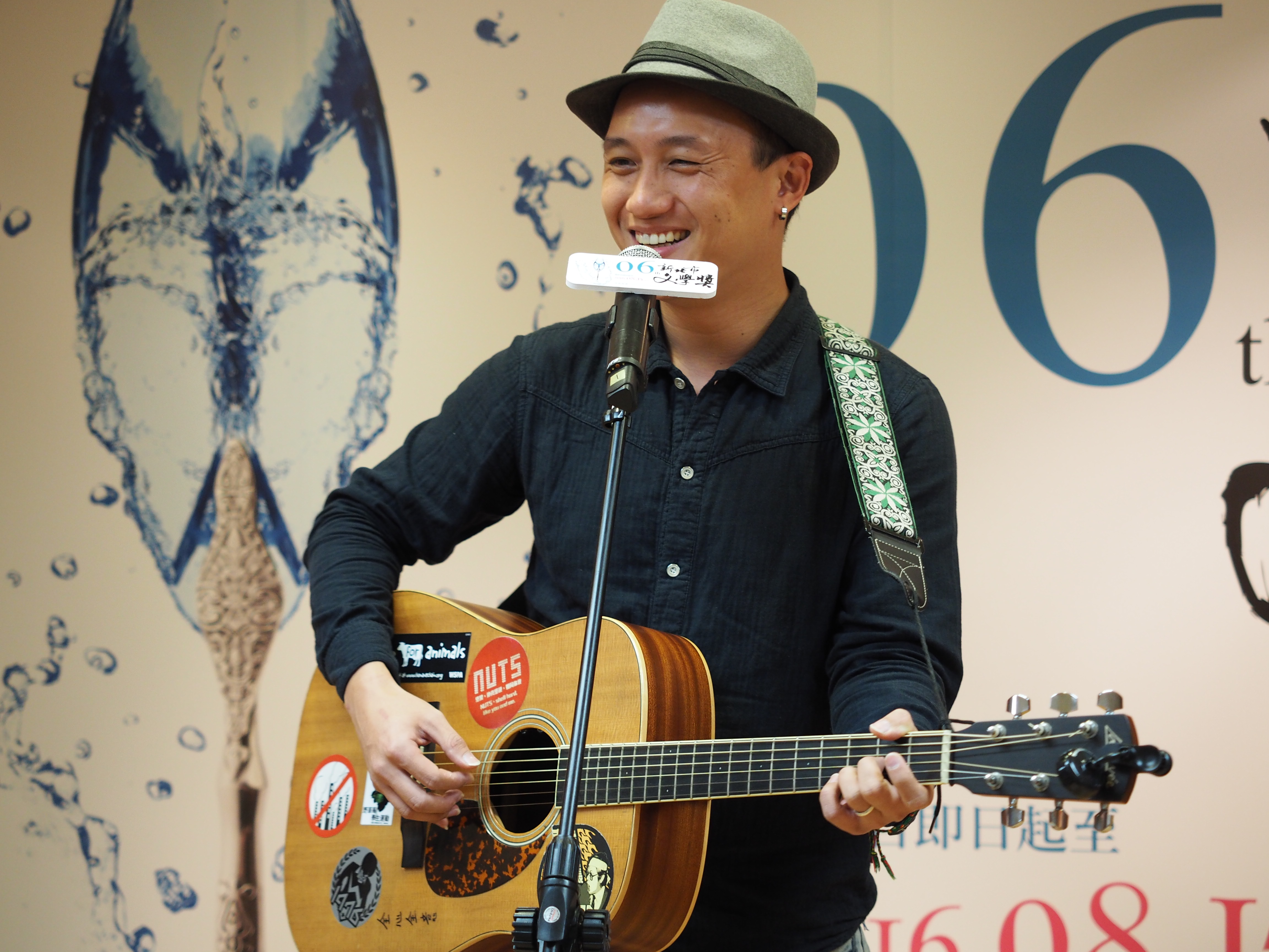 搖滾歌手吳志寧將父親吳晟的詩作〈全心全意愛你〉融合音樂，自彈自唱演出