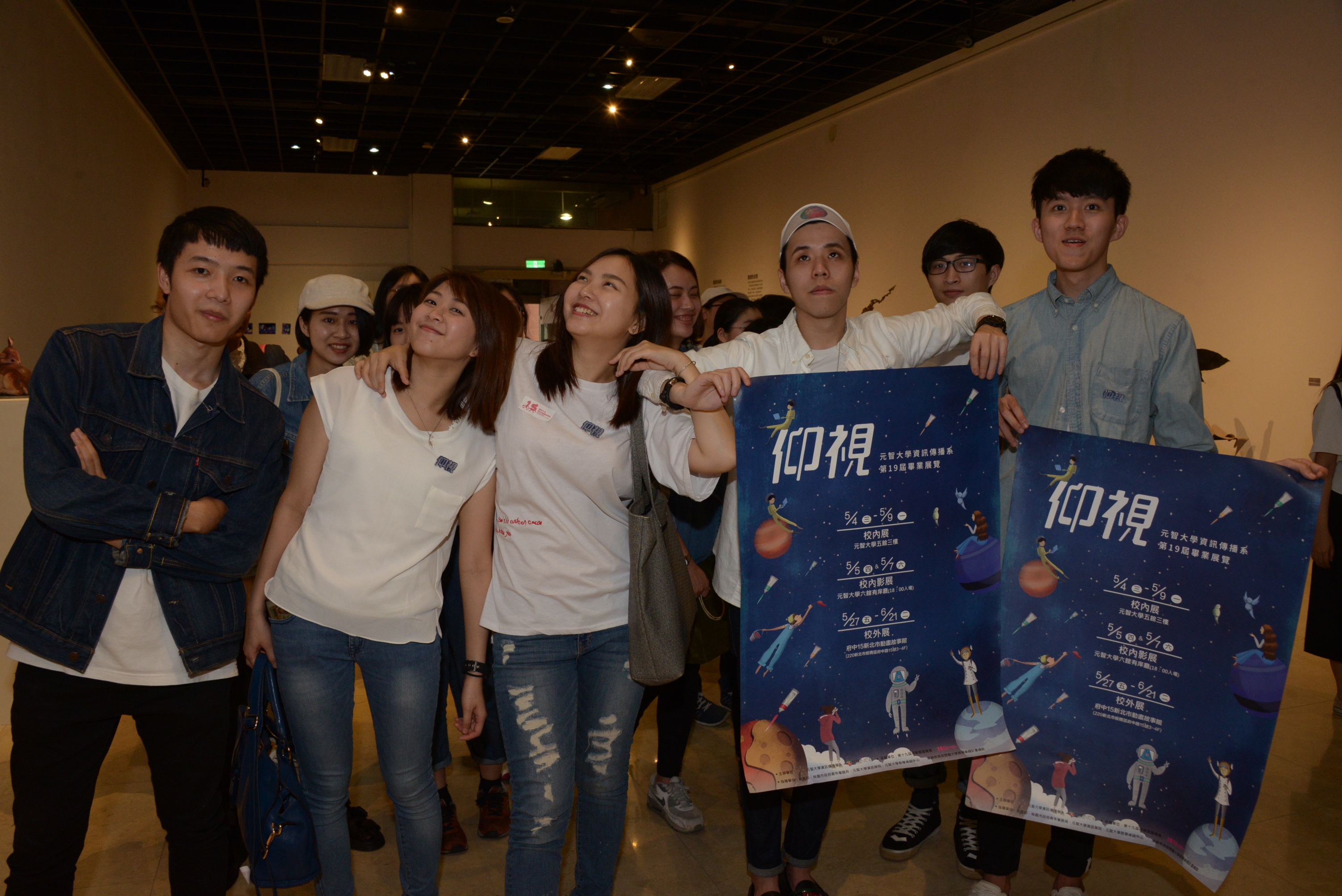 畢業生與展出作品合影