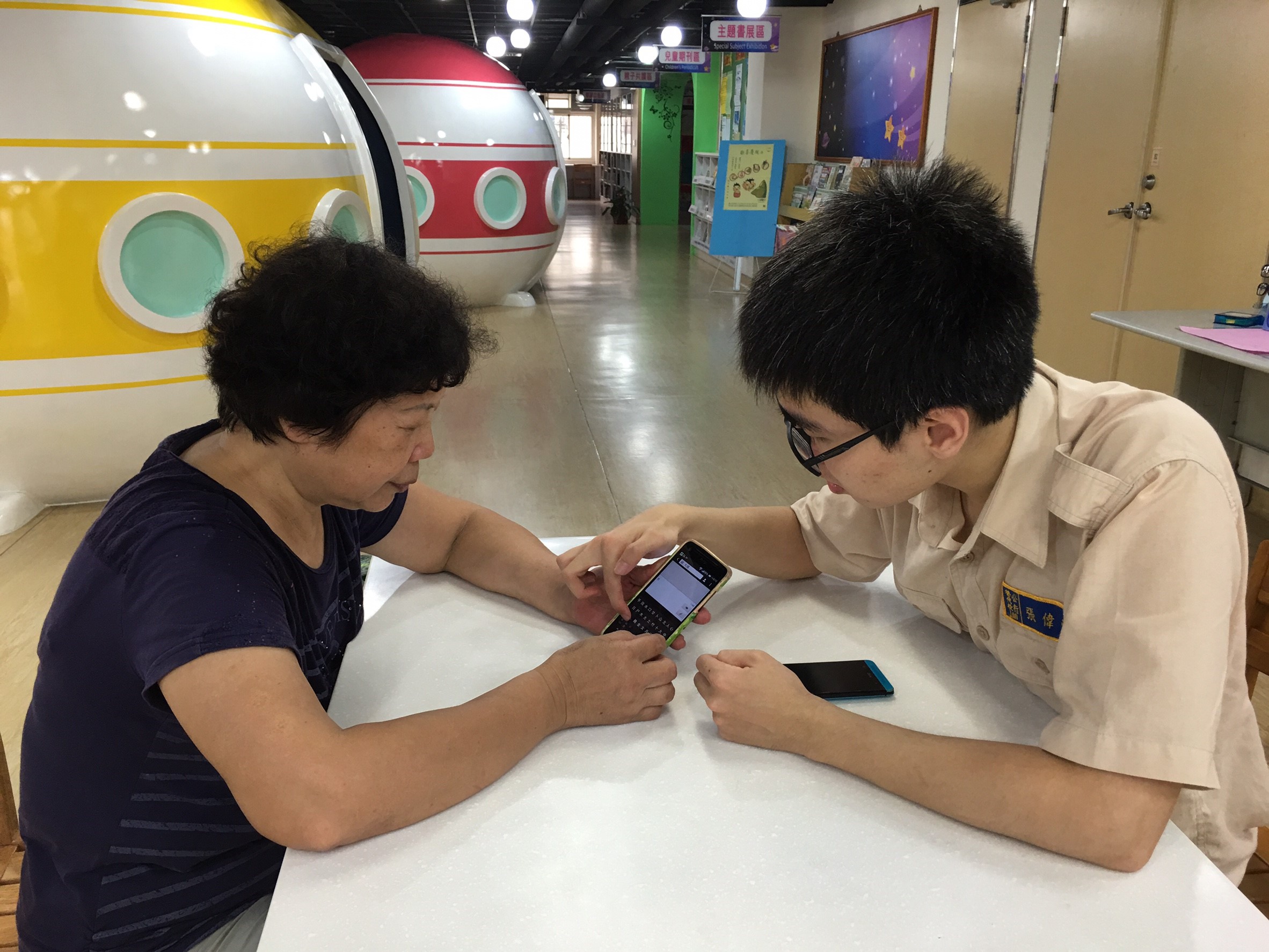 1050525圖書館櫃台的另類服務_8052.jpg