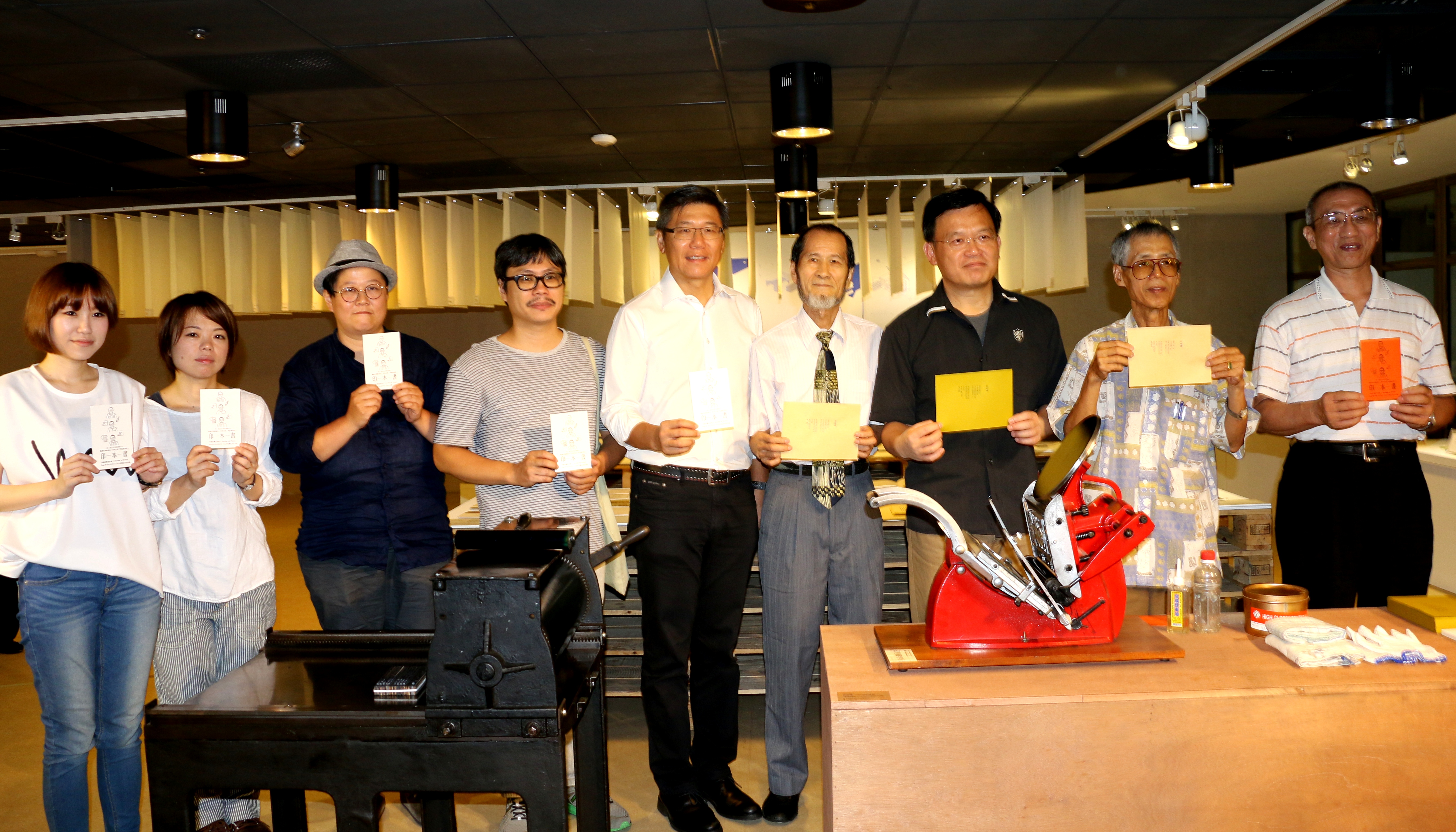 新北市文化局林寬裕局長及貴賓持限定印刷品合影