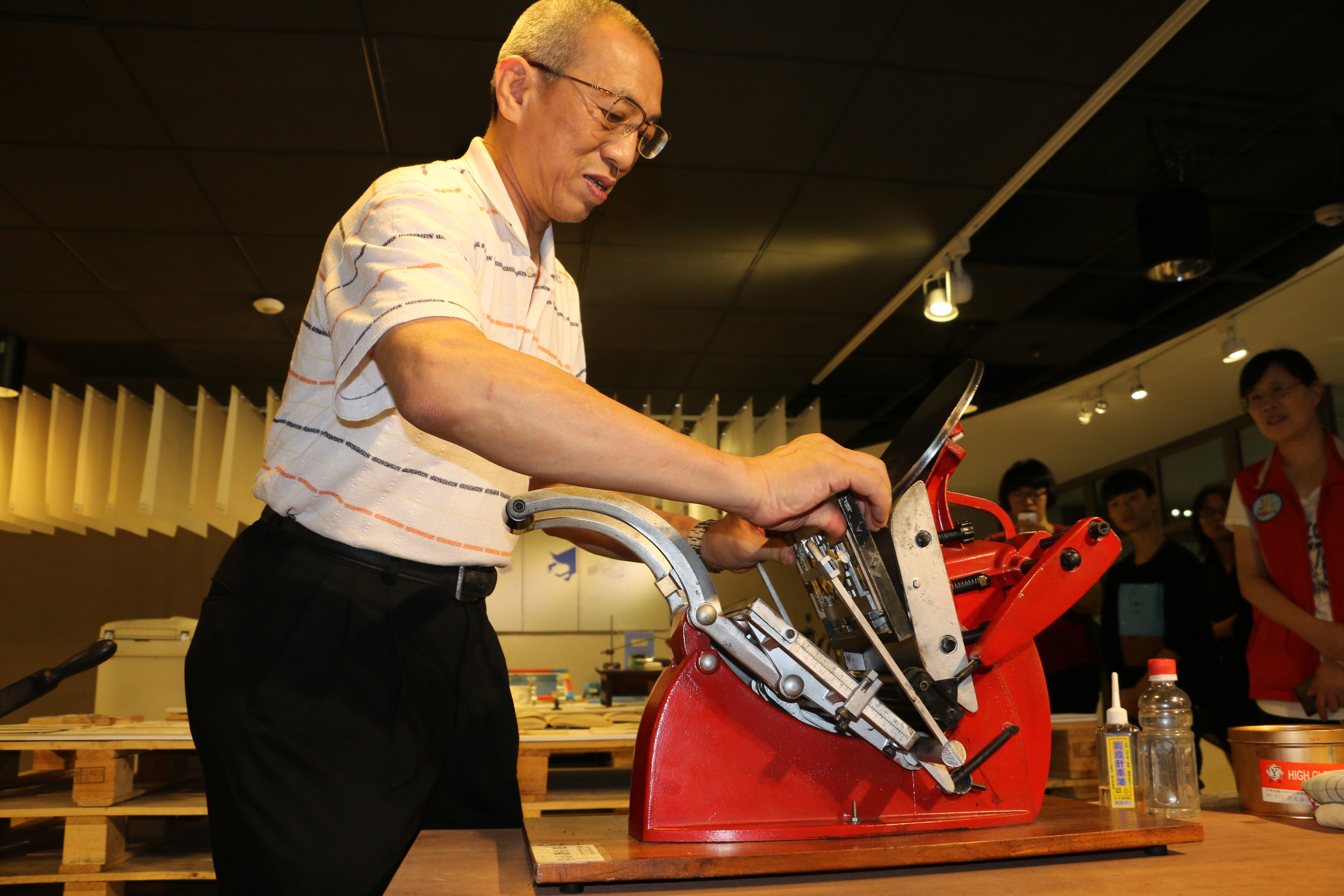 日星鑄字行老闆張介冠現場示範圓盤印刷機