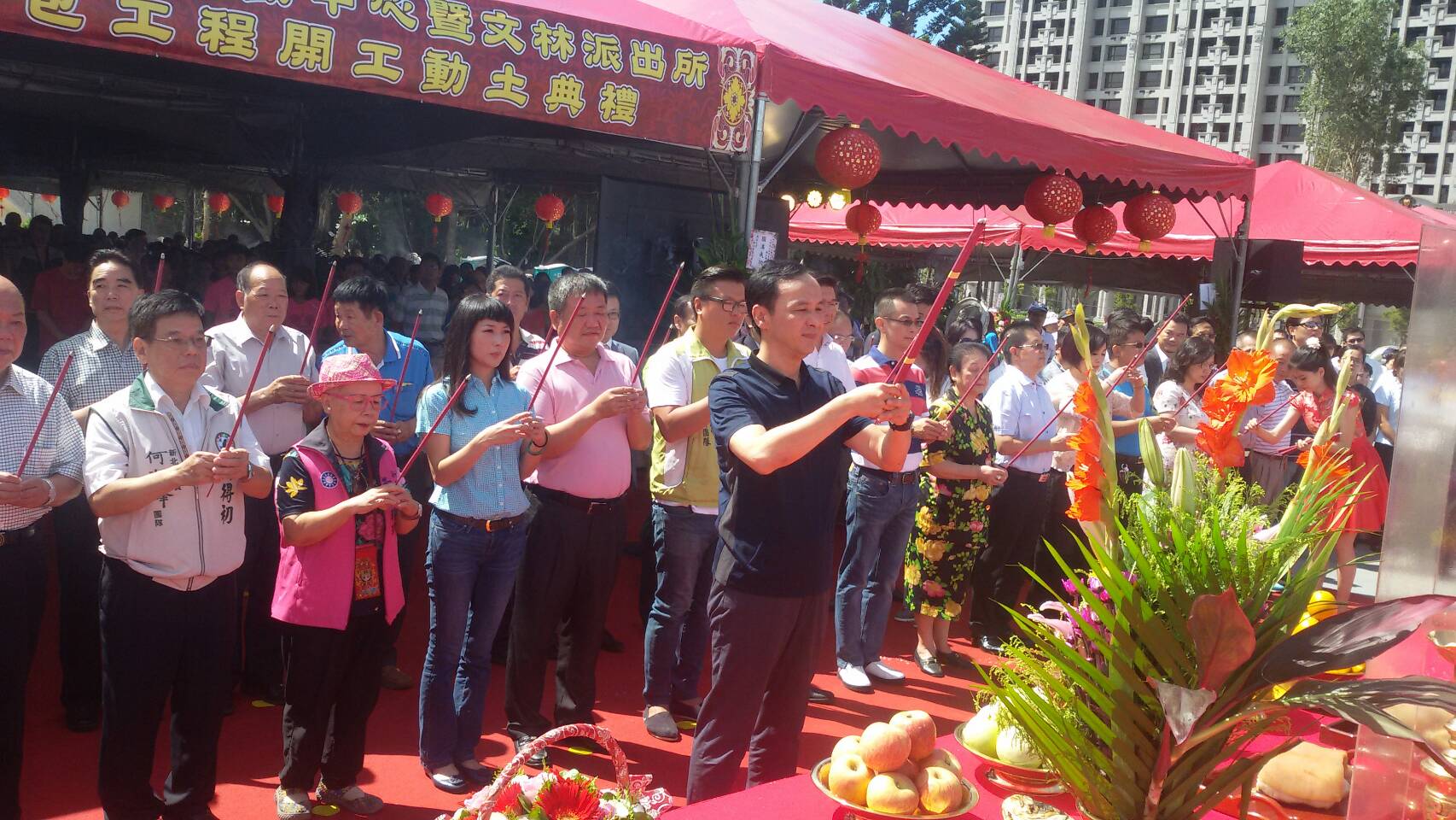 林口運動中心開工典禮，市長和貴賓們上香祝禱1