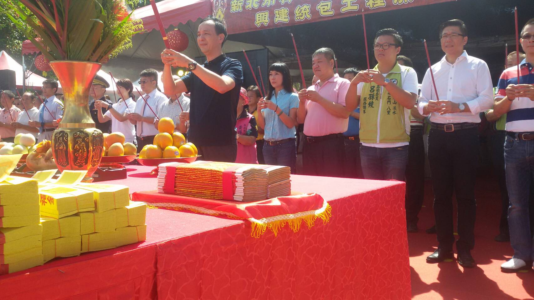 林口運動中心開工典禮，市長和貴賓們上香祝禱2