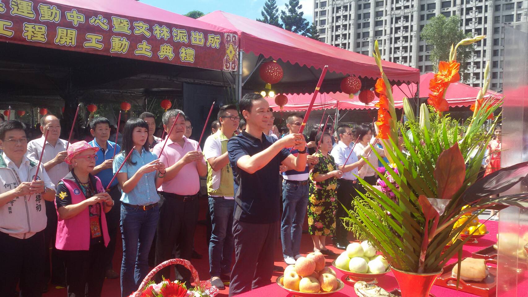 林口運動中心開工典禮，市長和貴賓們上香祝禱3