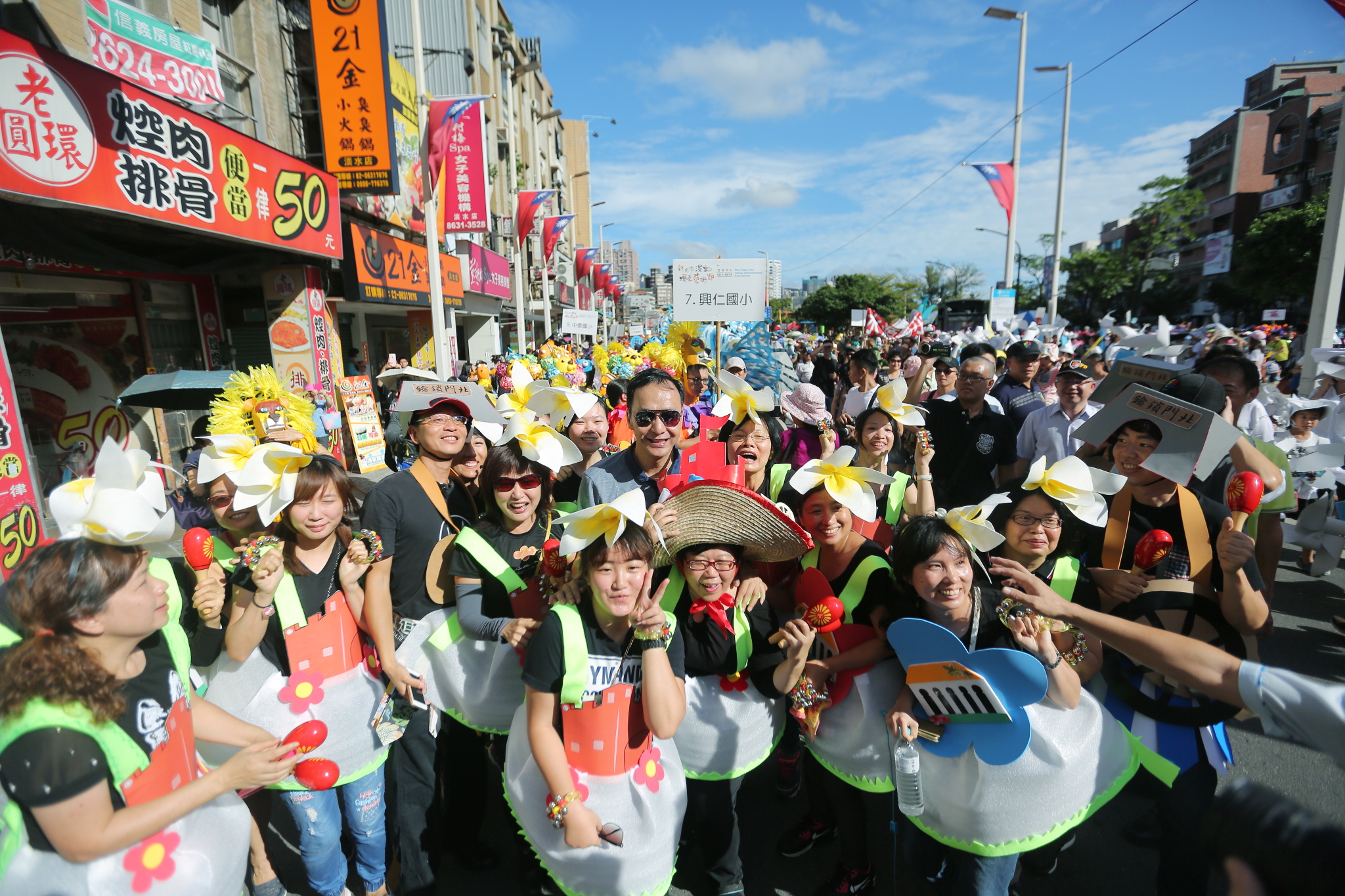 淡水環境藝術節由社區社團、學校及藝術家等團體共襄盛舉，共同上街