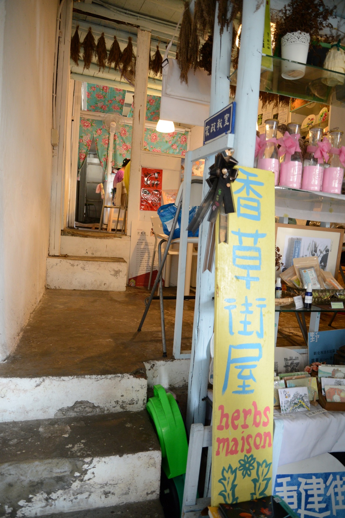 重建街14號街屋因應山坡地形而建，建築內部呈現高低起伏。