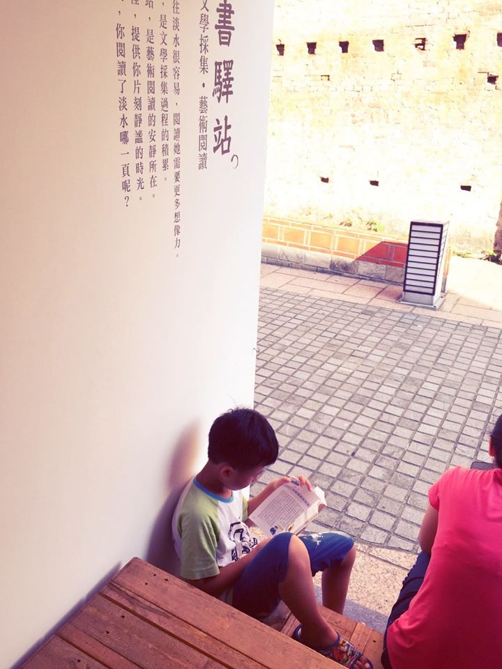 遊客前來「書驛站」