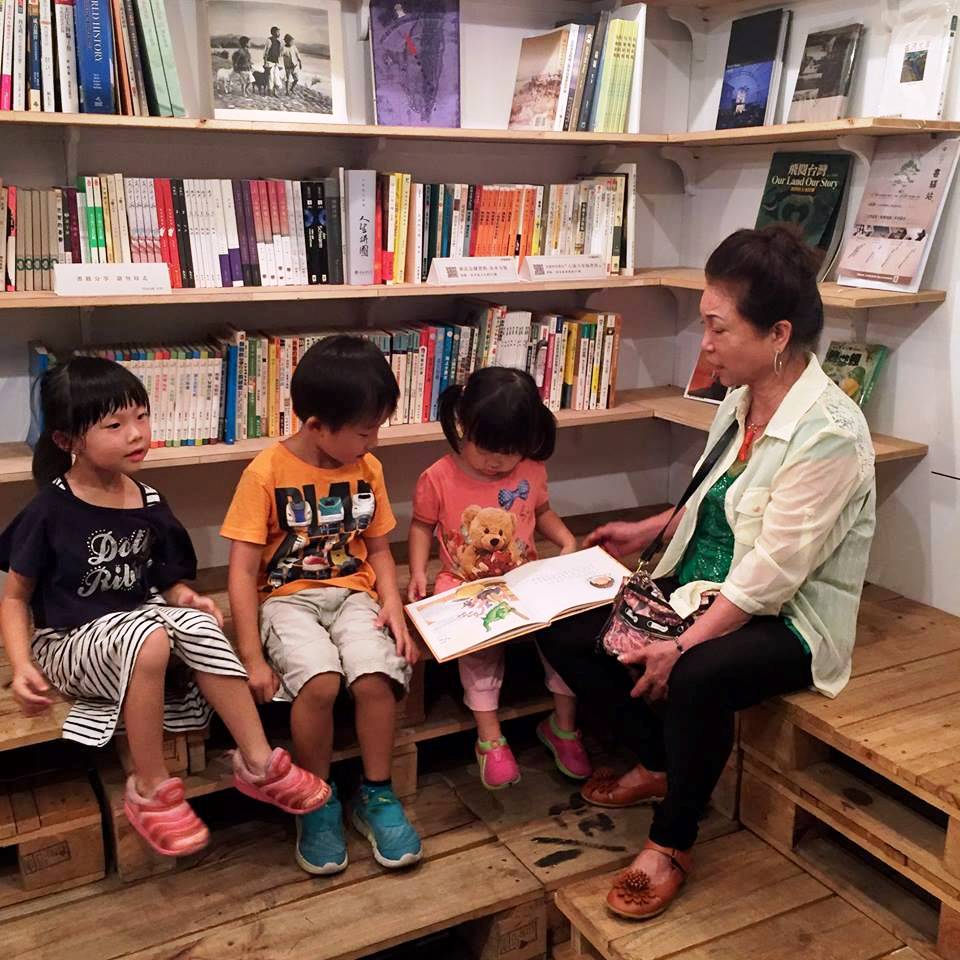 遊客前來「書驛站」1