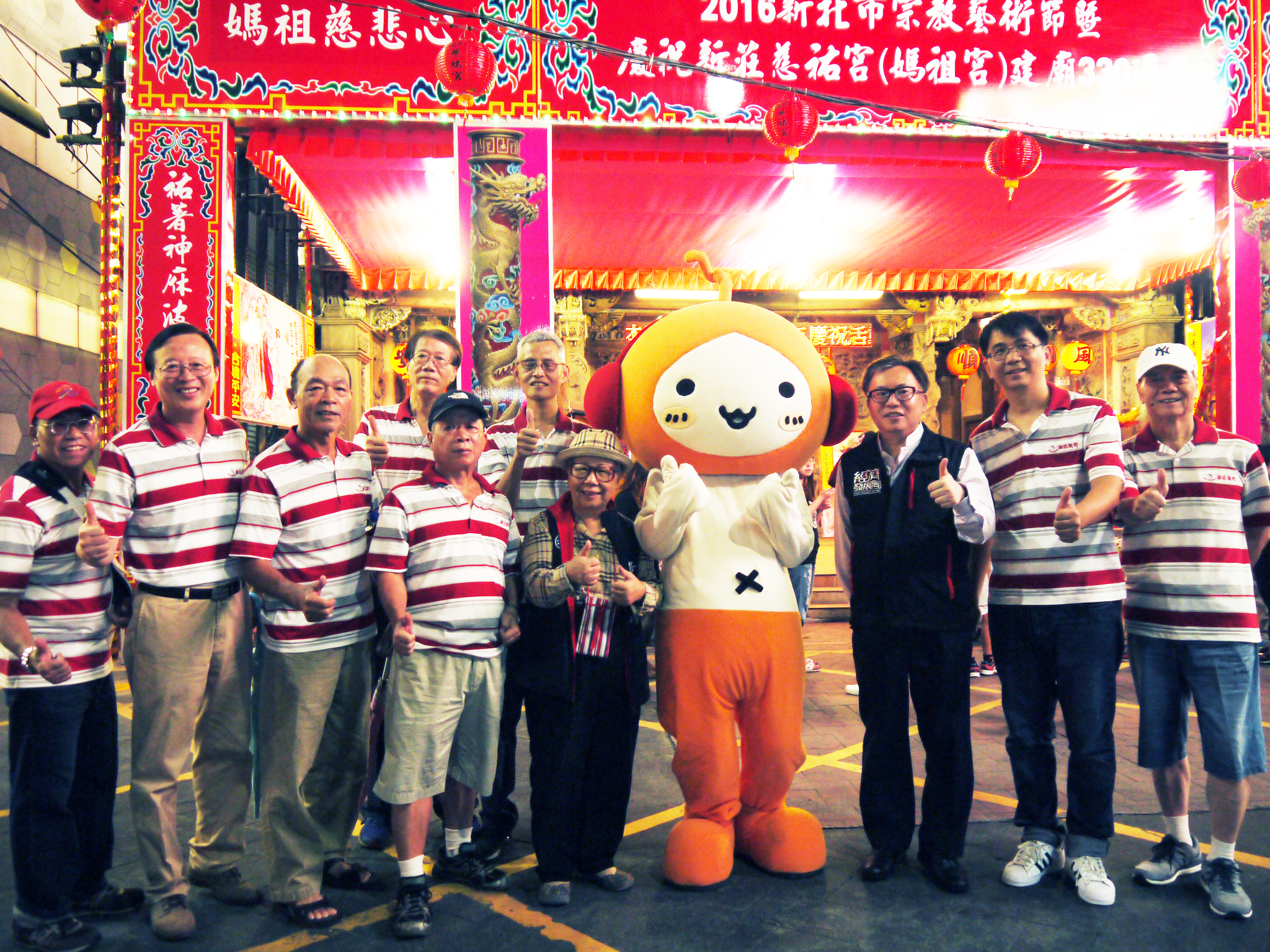 經發局長施威全(中右)與新莊區議員黃林玲玲(中左)於商圈大合照