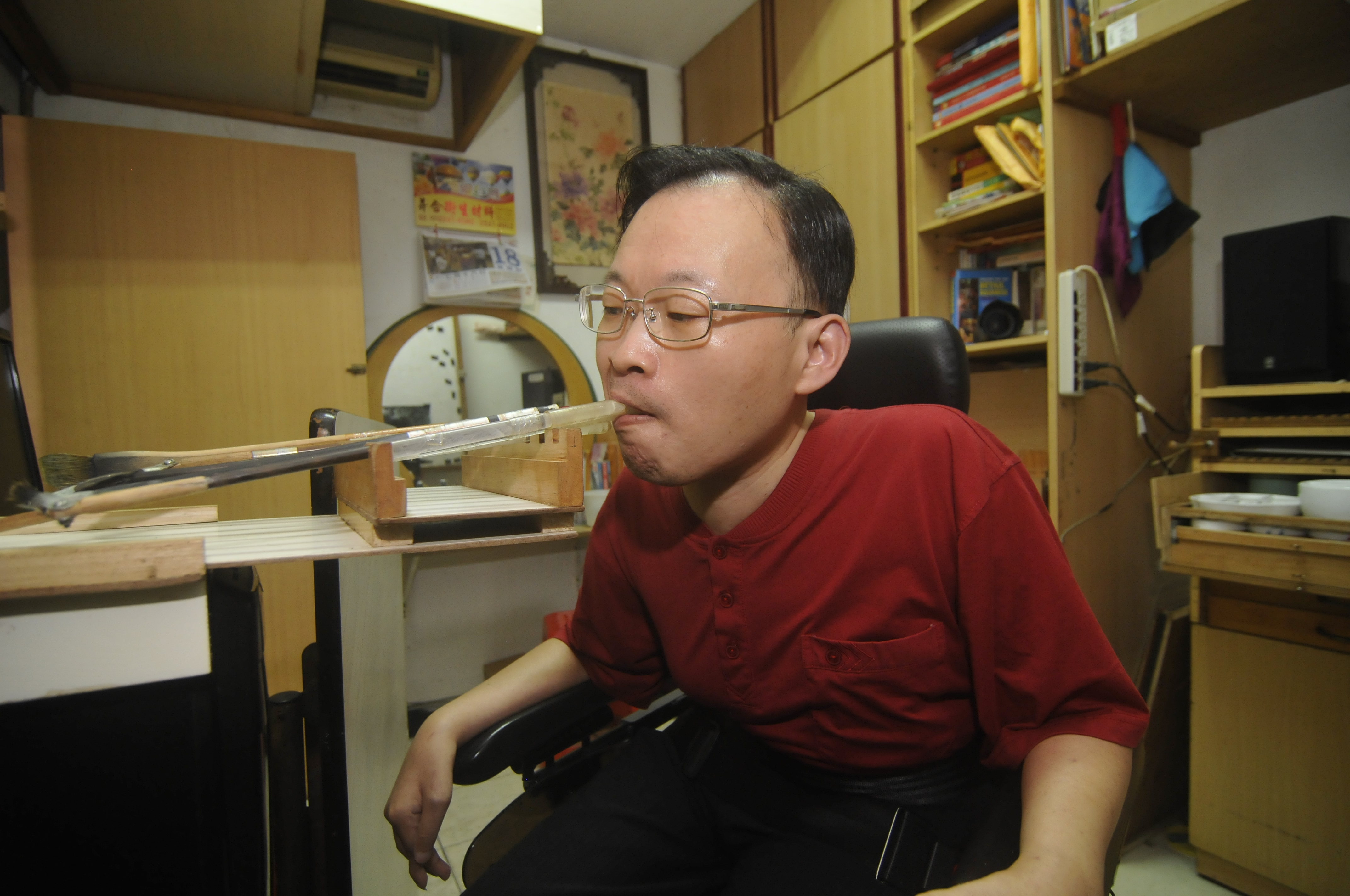 羅勝龍作畫