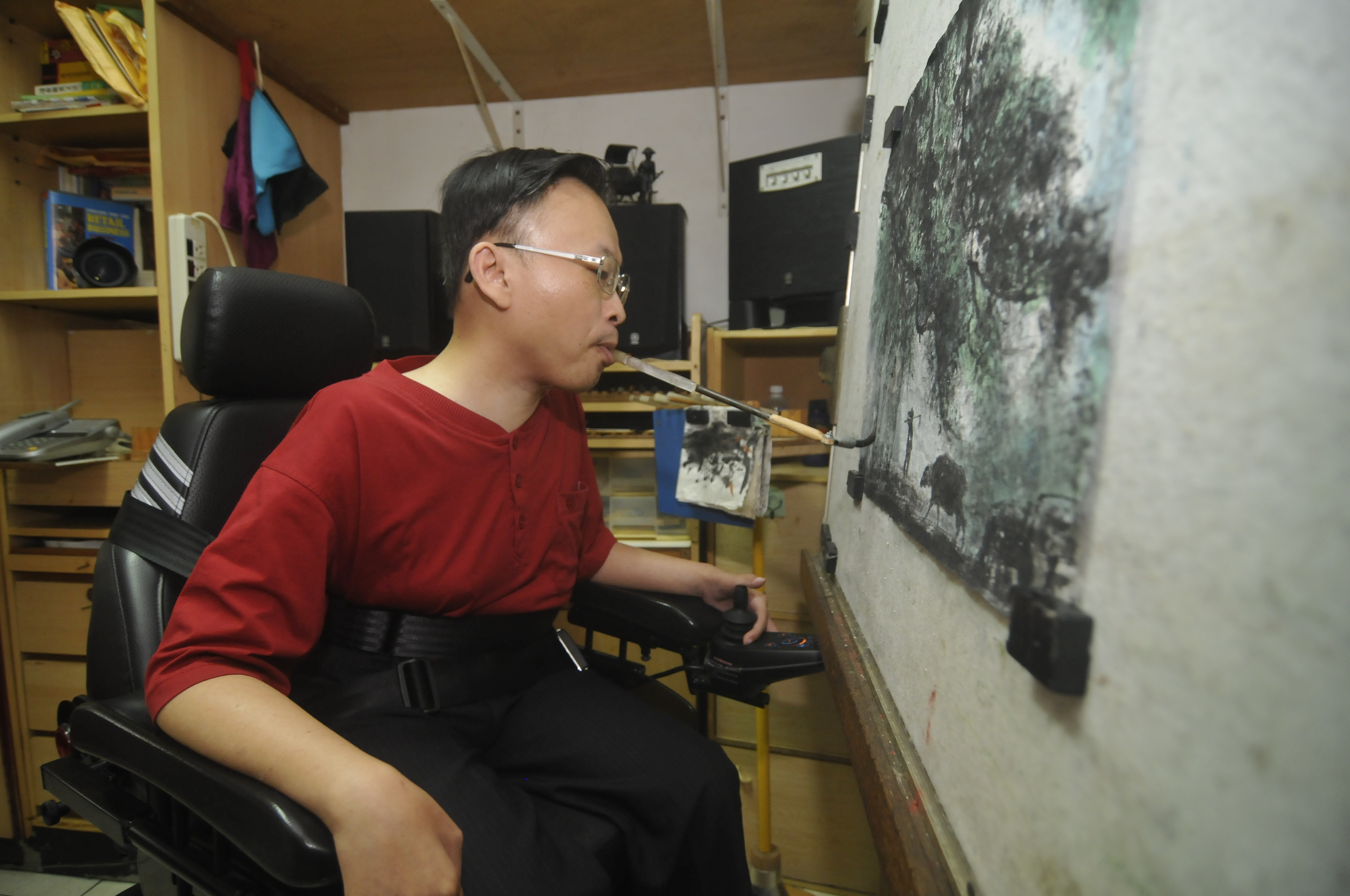 羅勝龍作畫1