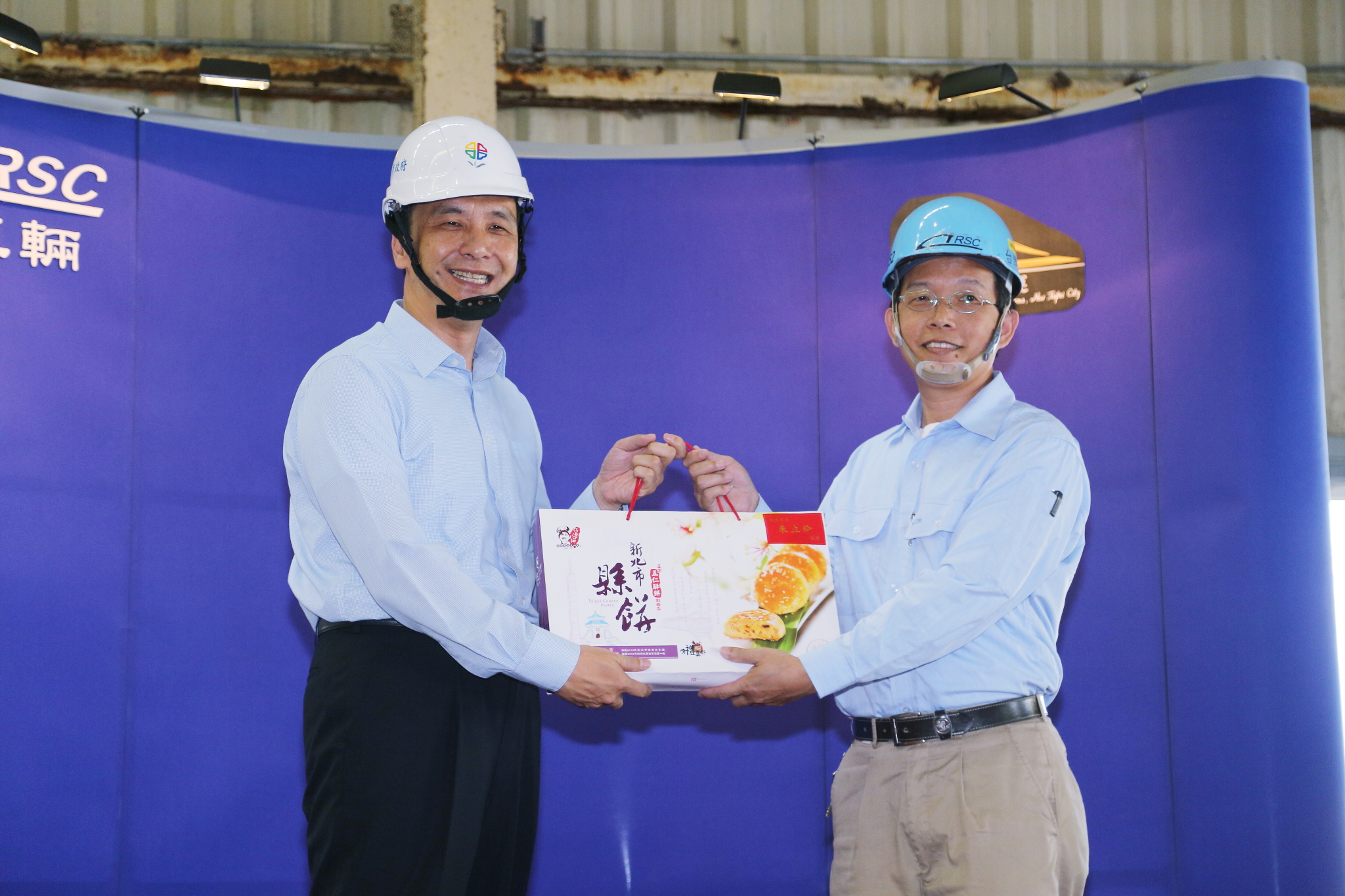 朱市長視察淡海輕軌首列車完工出廠並慰勞工作人員