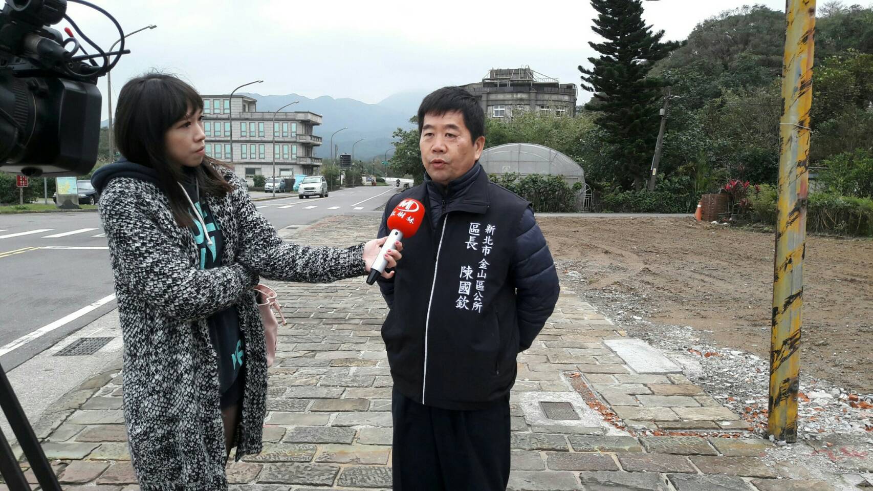 新北市金山區長陳國欽現場接受採訪