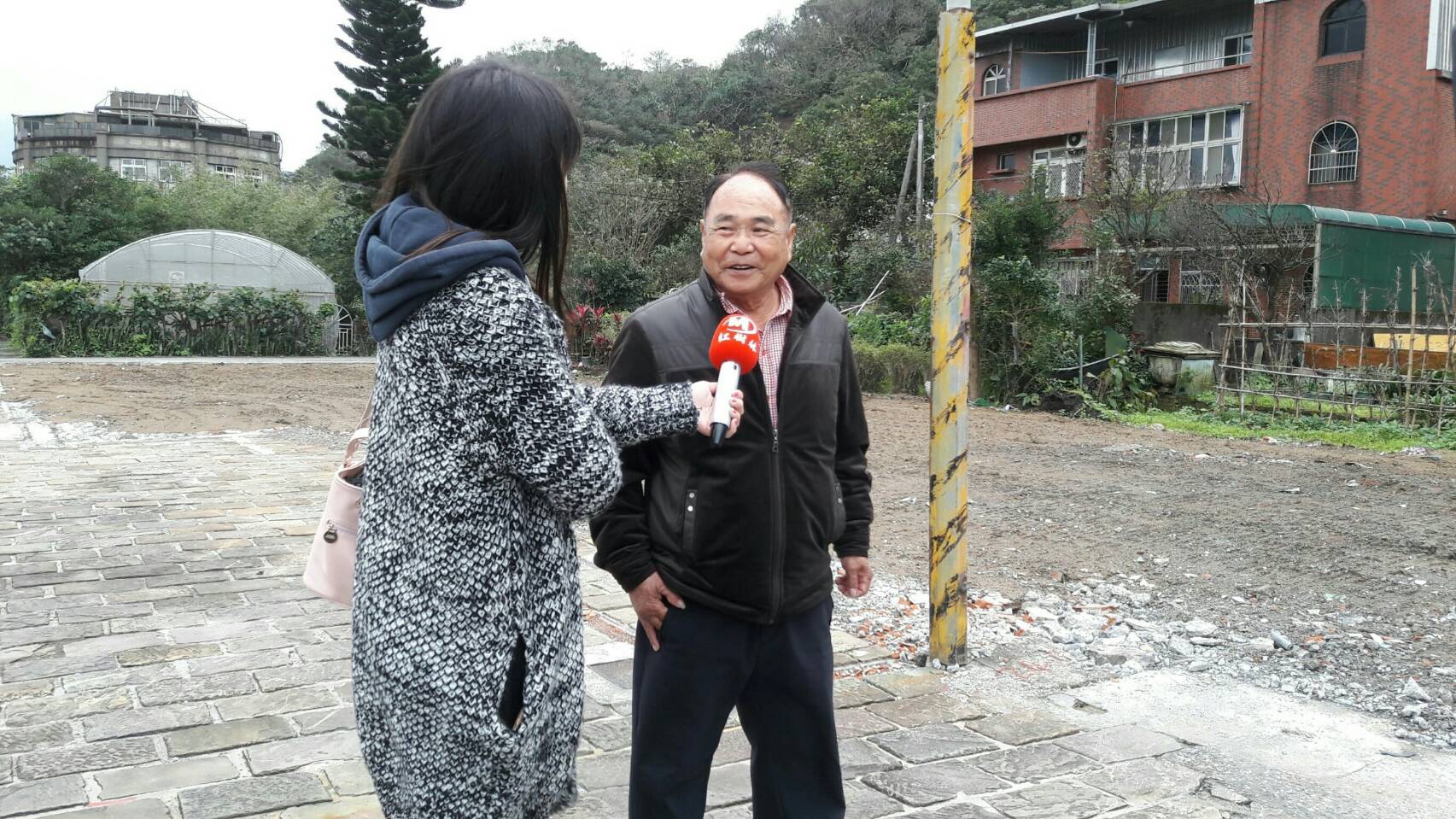 新北市金山區豐漁里7鄰鄰長許芸昆現場接受採訪