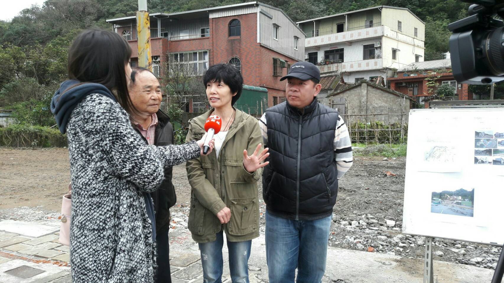 新北市議員周雅玲現場接受採訪