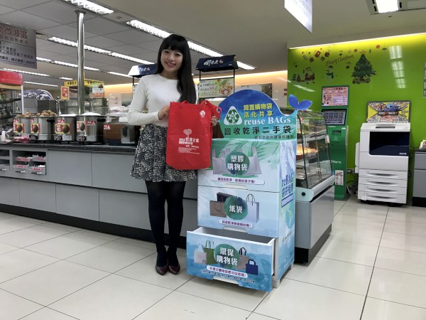 閒置的乾淨塑膠袋、紙袋及環保袋可放到reBAG回收箱，增加購物袋的使用率! (2)