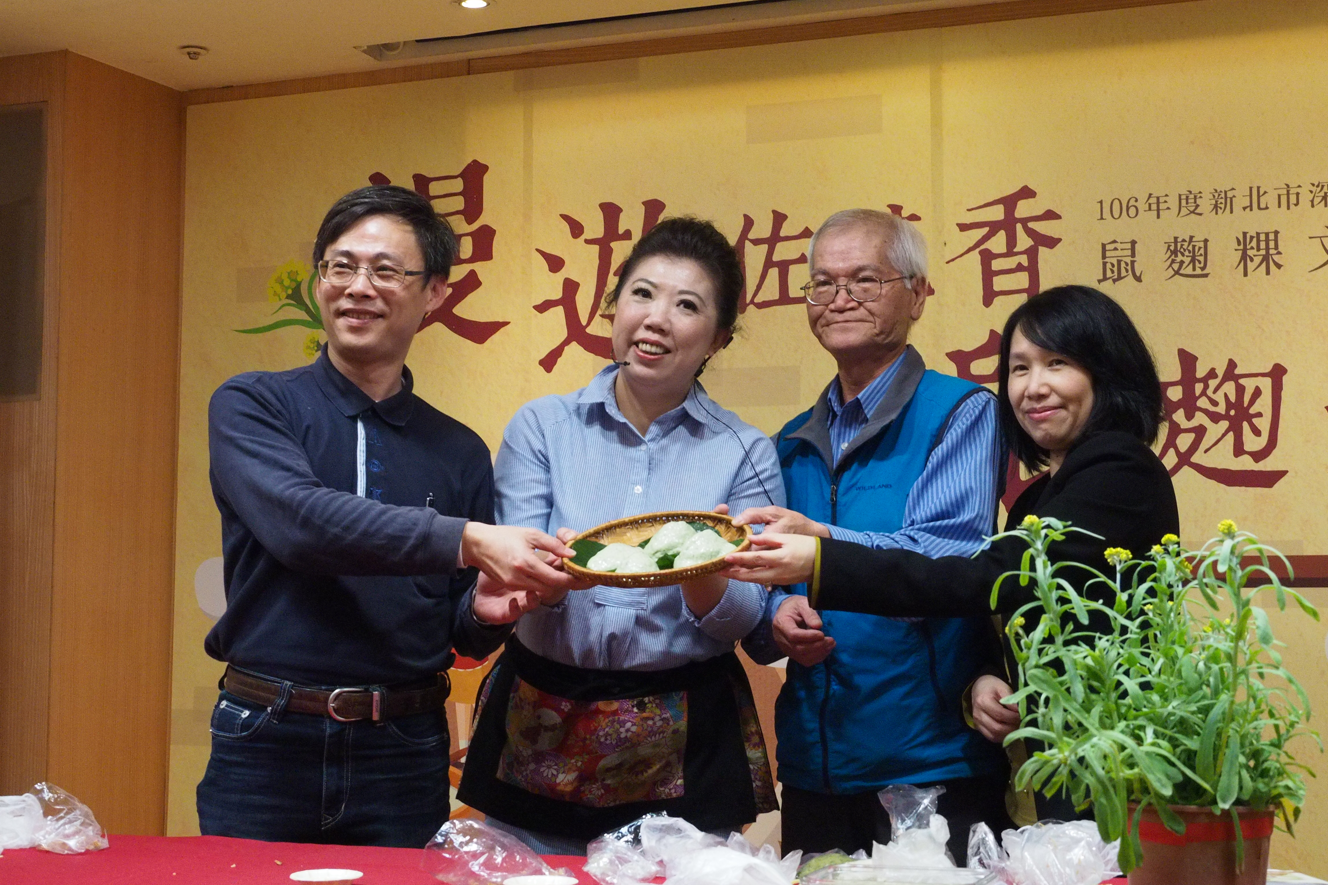 新北市文化局專委廖文卿(右2) 、深坑區長周晉平(左1)與貴賓們製作鼠麴粿合影