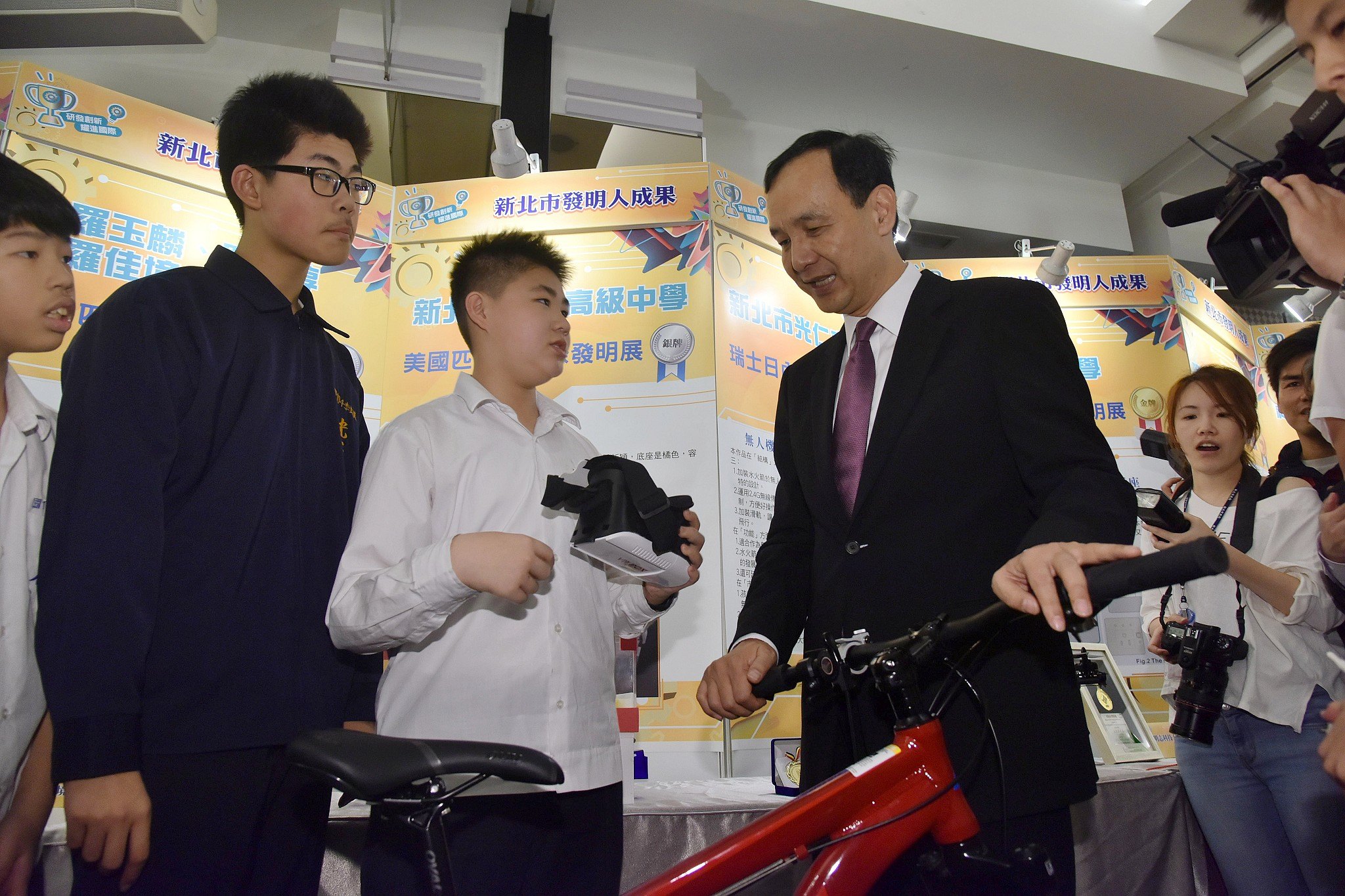 得獎學生向市長說明發明成果